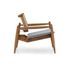 Tumbona personalizable de teca y caña con cojín de tela escocesa gris, colección Soho