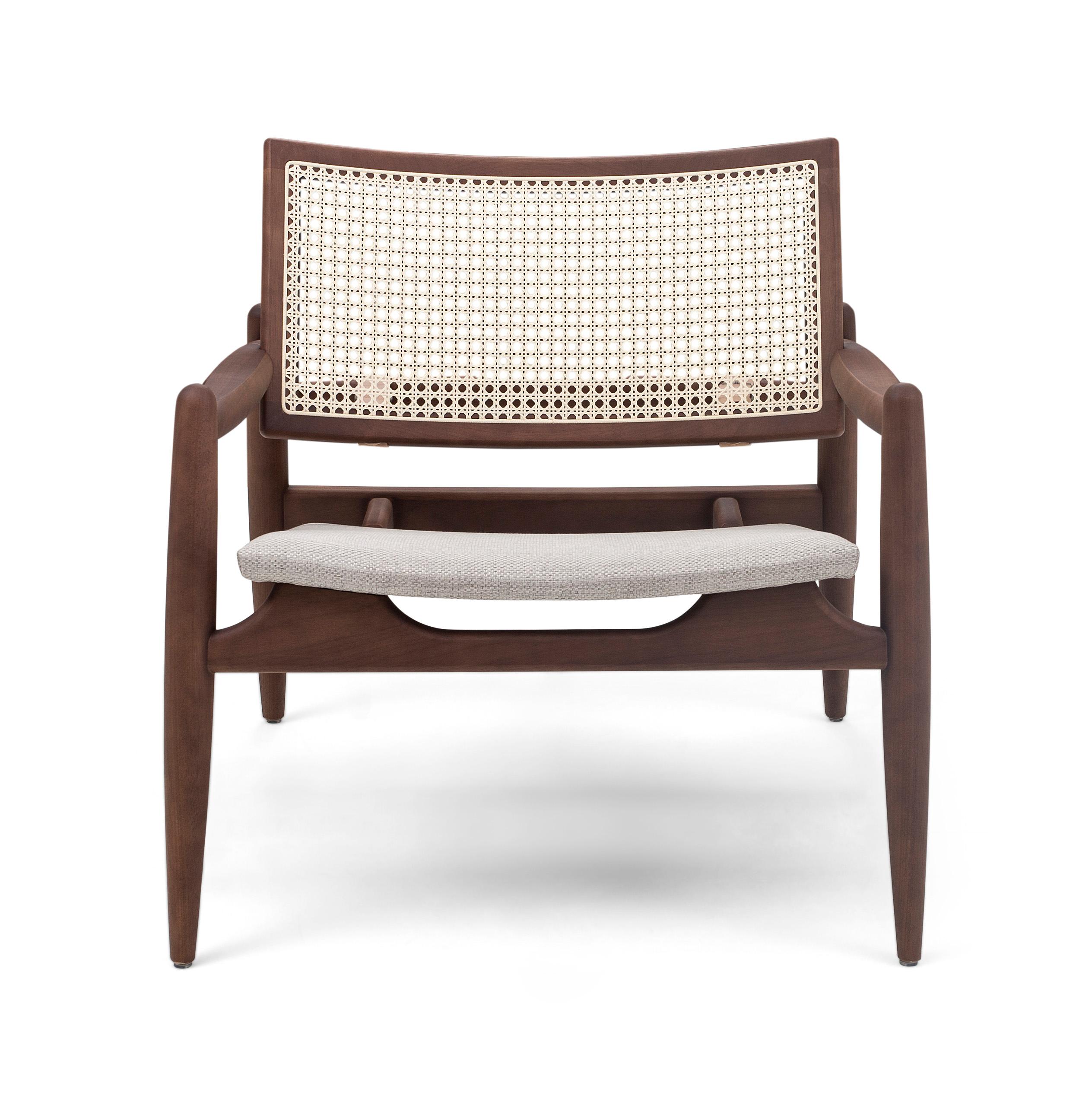 Das Uultis Design Team hat den Soho curved cane mit einer geschwungenen Rückenlehne aus Walnussholz für all diejenigen entworfen, die einen eleganten, aber dennoch vintage Look in ihren Schlafzimmern, Wohnzimmern und Büros suchen. Dieser Stuhl hat