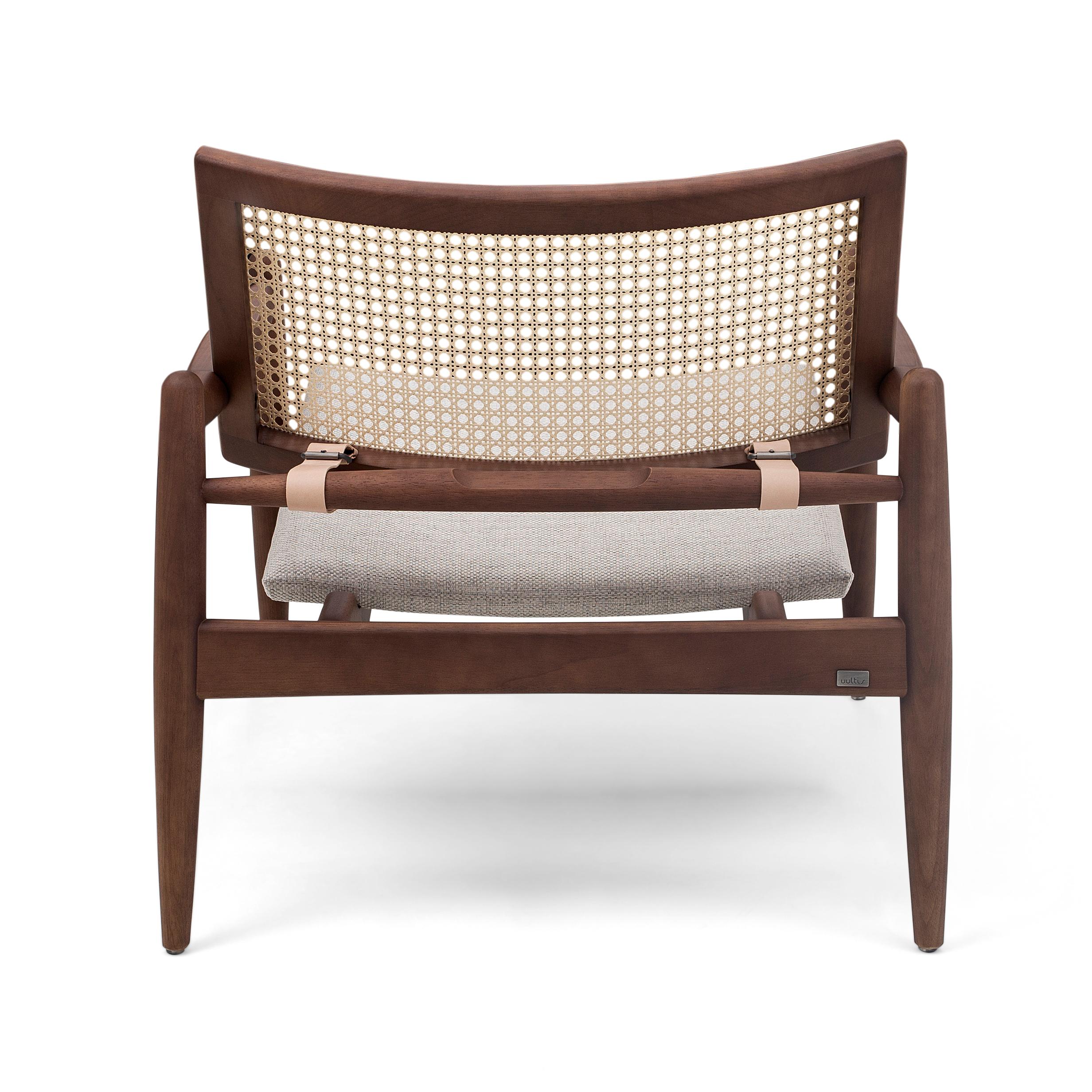 SOHO Contemporary Cane-Back Chair in Walnuss und Haferflocken Stoff (Brasilianisch) im Angebot