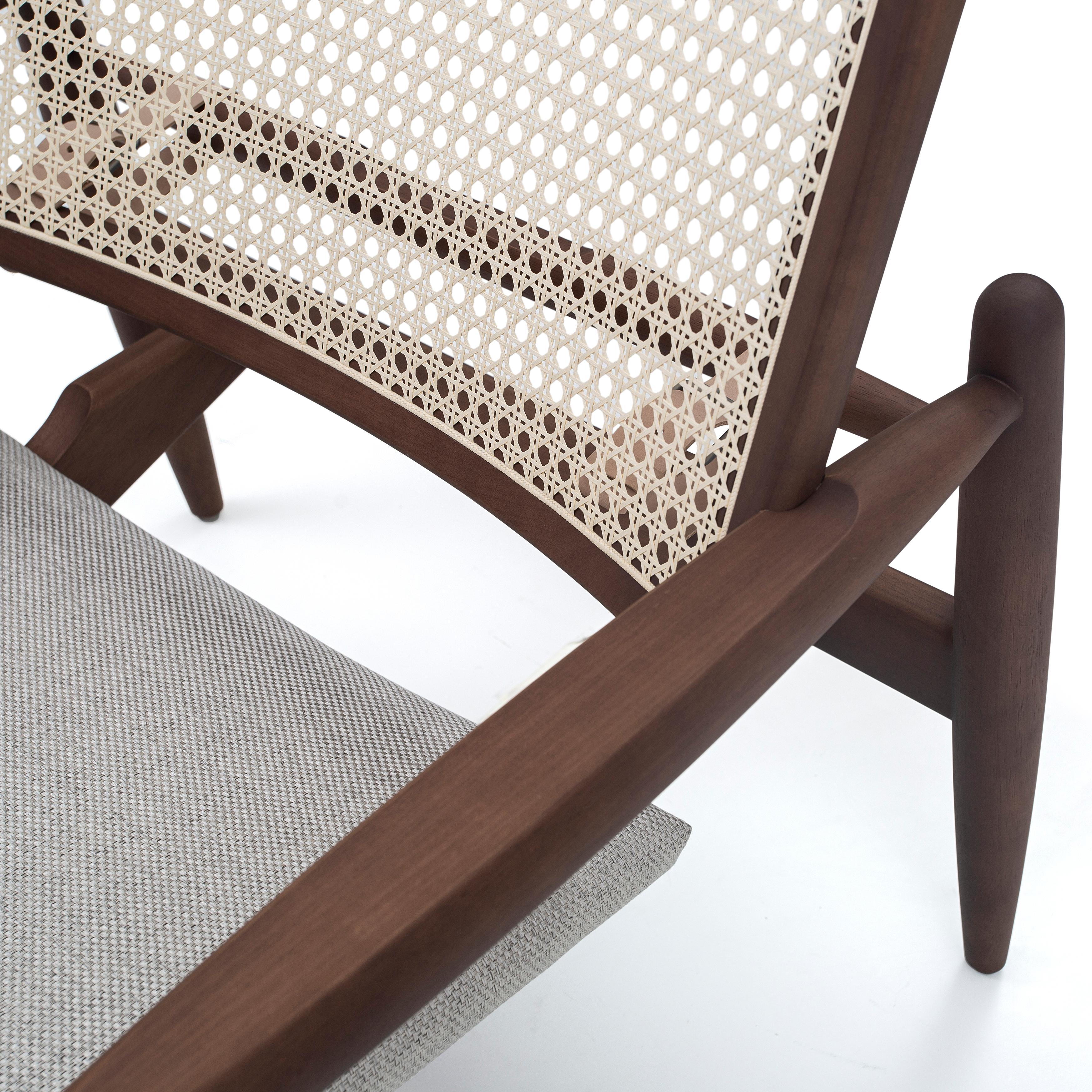 SOHO Contemporary Cane-Back Chair in Walnuss und Haferflocken Stoff im Zustand „Neu“ im Angebot in Miami, FL