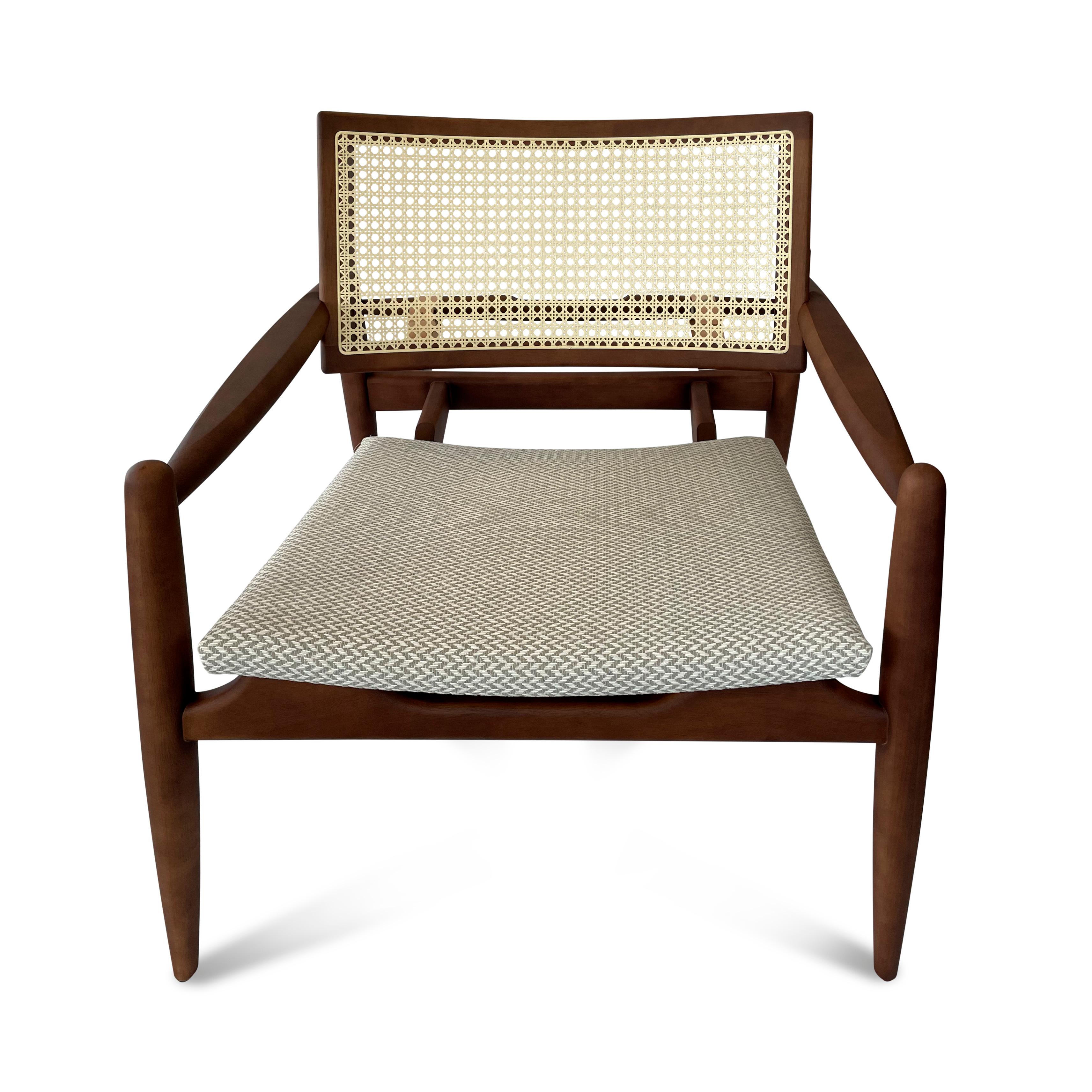 The Uultis design team has created the Soho curved cane with a cane curved back with a walnut wood finish for all those people that are looking for an elegant but vintage look in their bedrooms, living rooms, and offices. This chair has everything