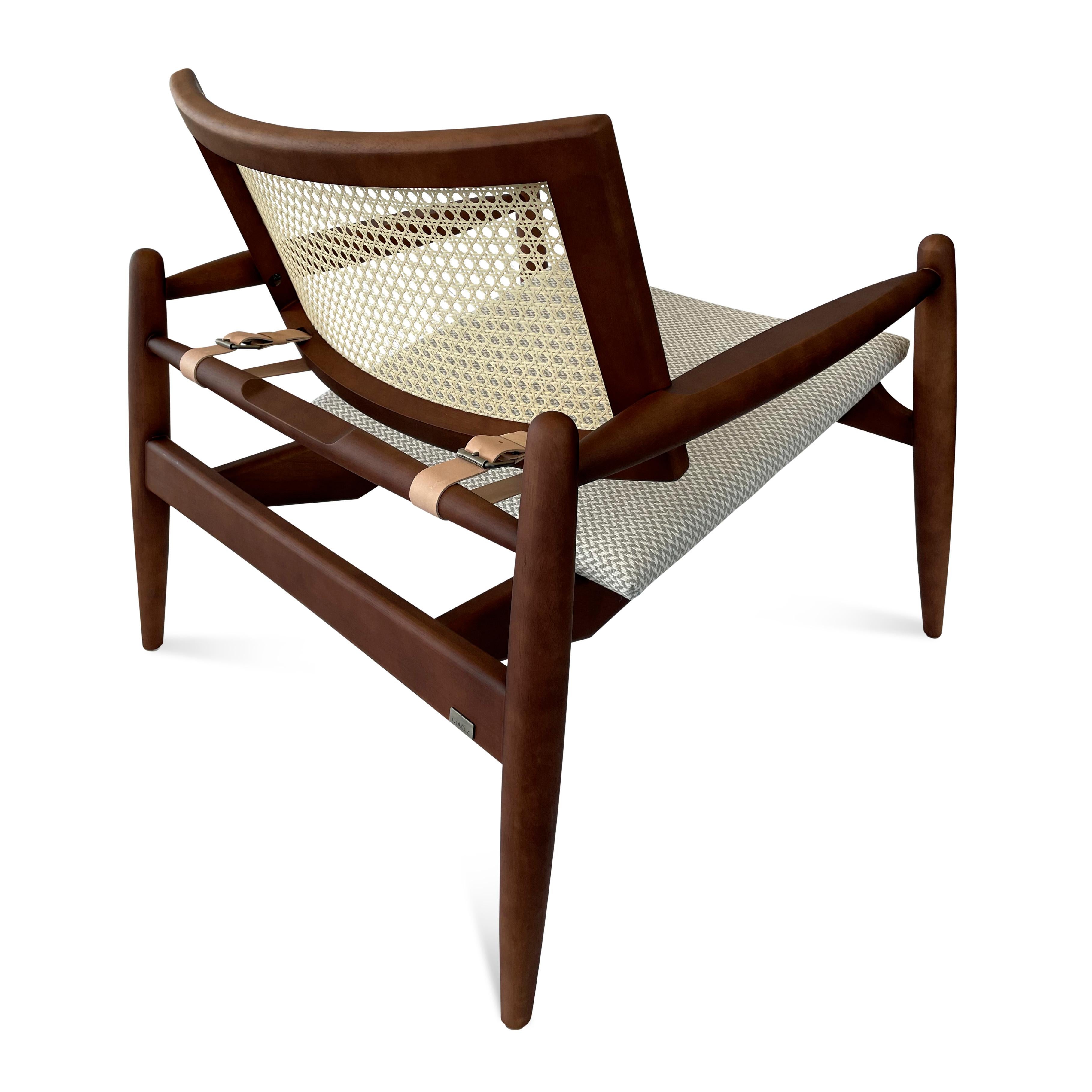 Noyer Chaise à dossier canné incurvé SOHO en Wood Wood et assise de chaise en tissu à chevrons en vente