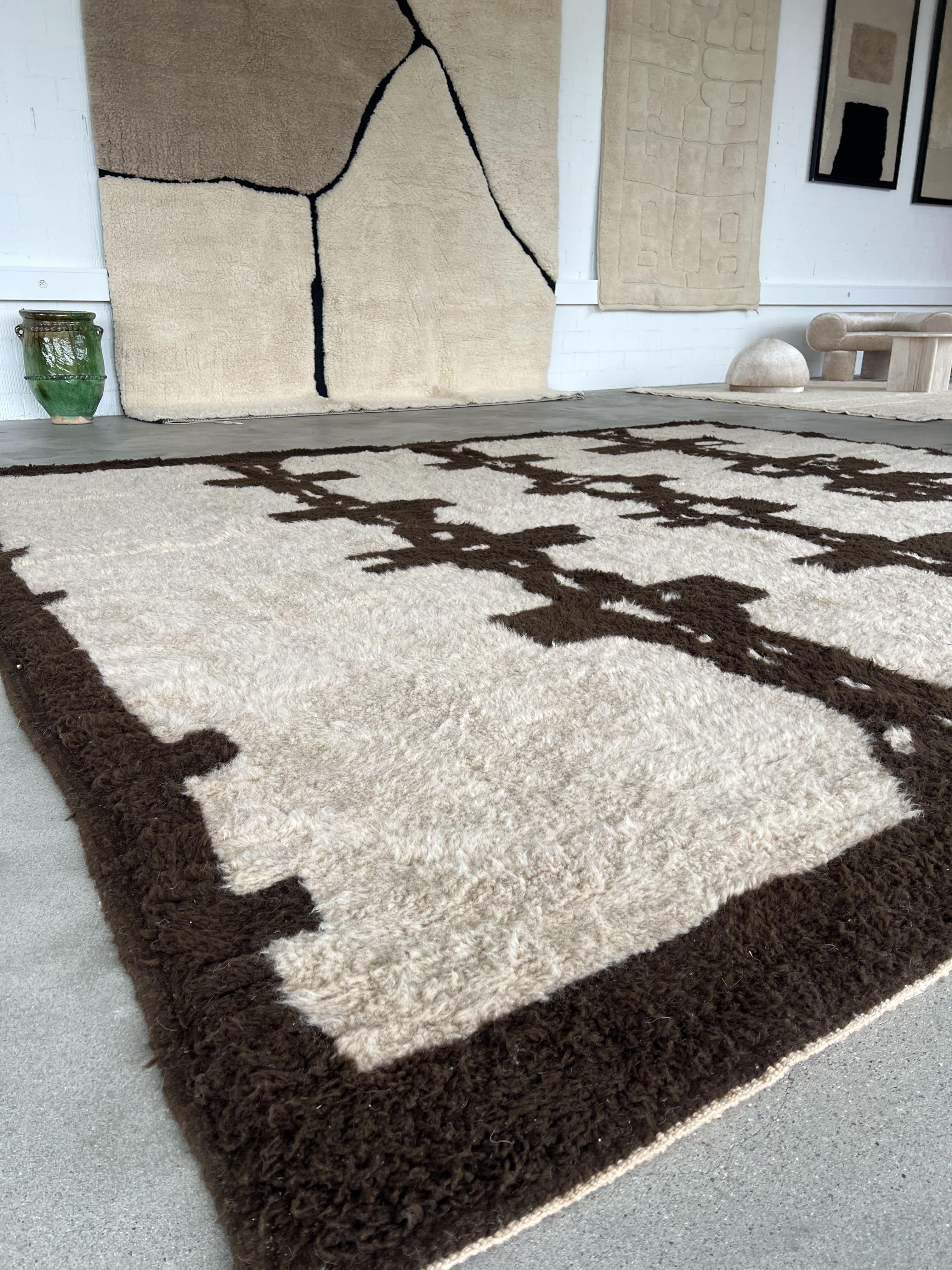 SOHO Custom Berber Wool Rug Modern Handwoven Large scale Minimalist Brutalist (Marokkanisch) im Angebot