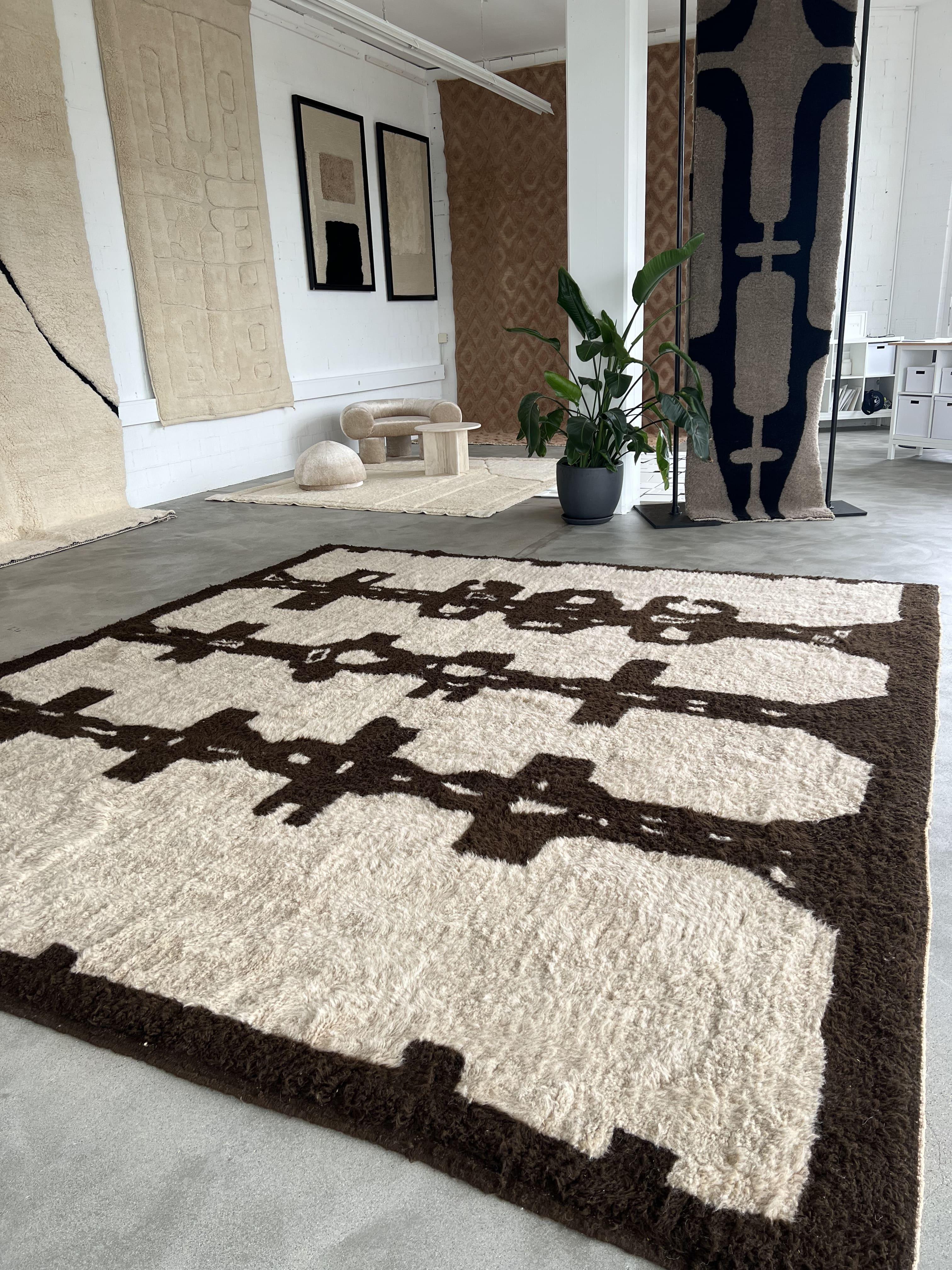 SOHO Custom Berber Wool Rug Modern Handwoven Large scale Minimalist Brutalist (Gewebt) im Angebot