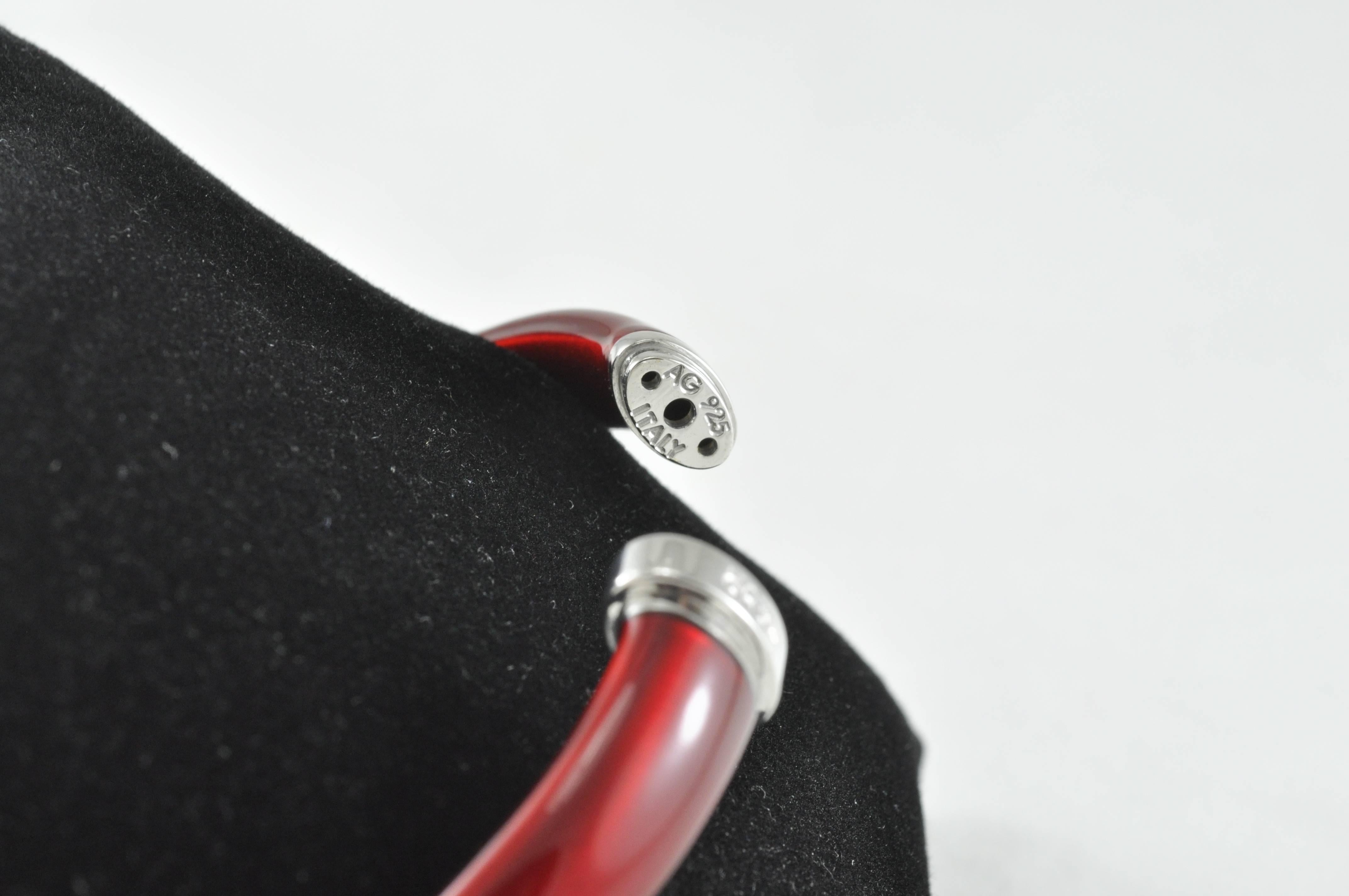 SOHO Armreif aus roter Emaille und Sterlingsilber mit Diamanten (Rundschliff) im Angebot
