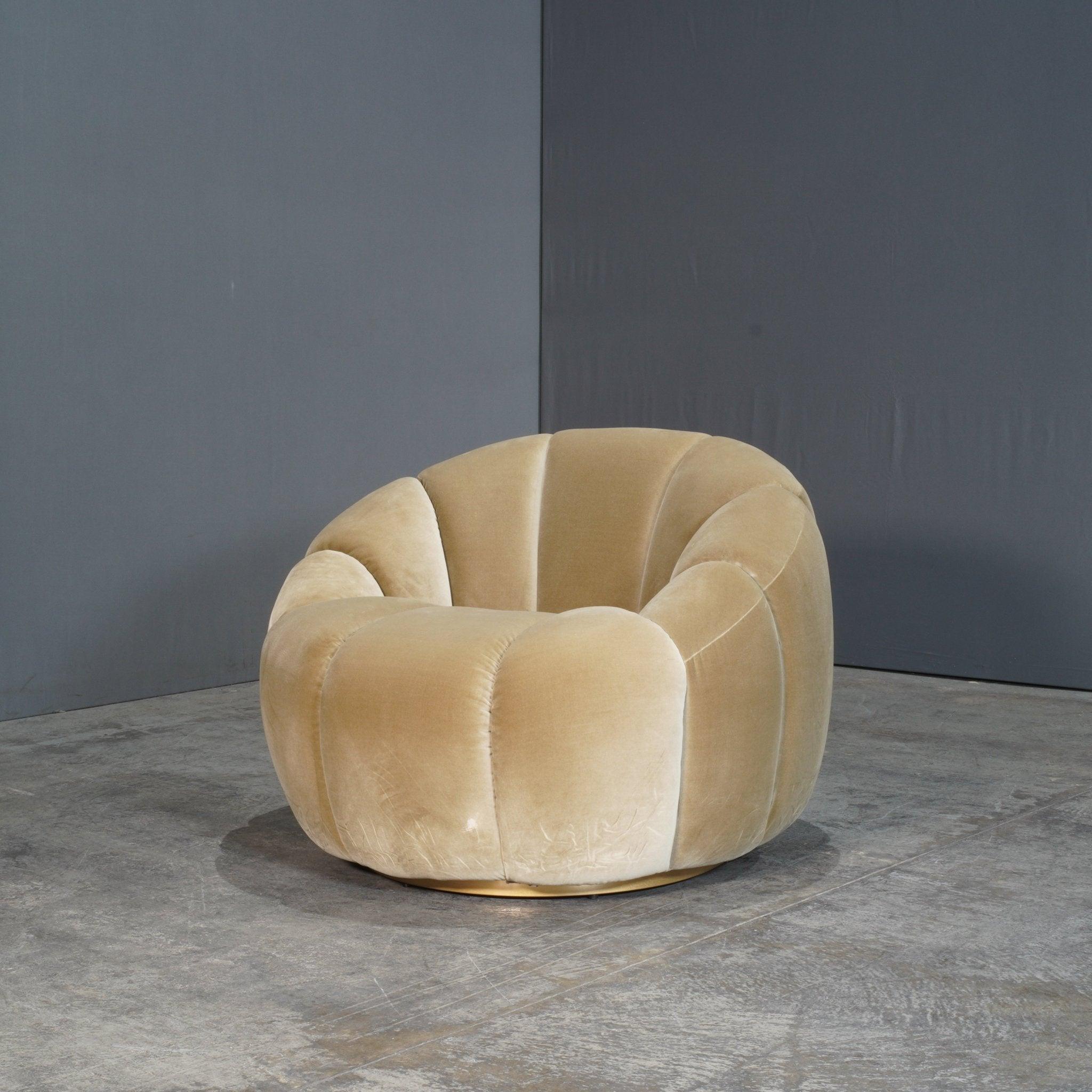 The Soho Home Garret Armchair in Green Velvet epitomises luxury and modern comfort, inspired by the relaxed elegance of Soho House interiors. Upholstered in plush green velvet, this armchair features a deep seat and high backrest, offering both