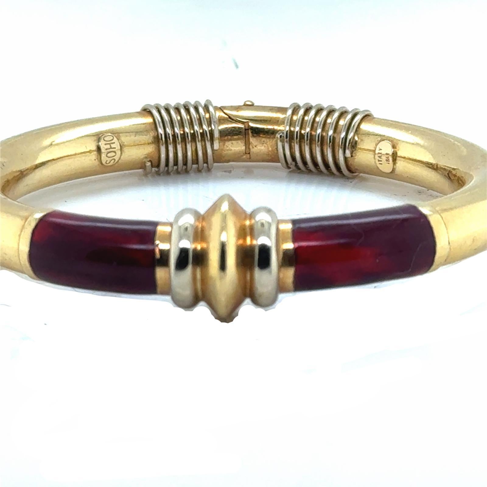 SOHO Moderner italienischer Armreif mit Scharnier aus 18 Karat Gelbgold mit roter Emaille im Zustand „Hervorragend“ in Boca Raton, FL