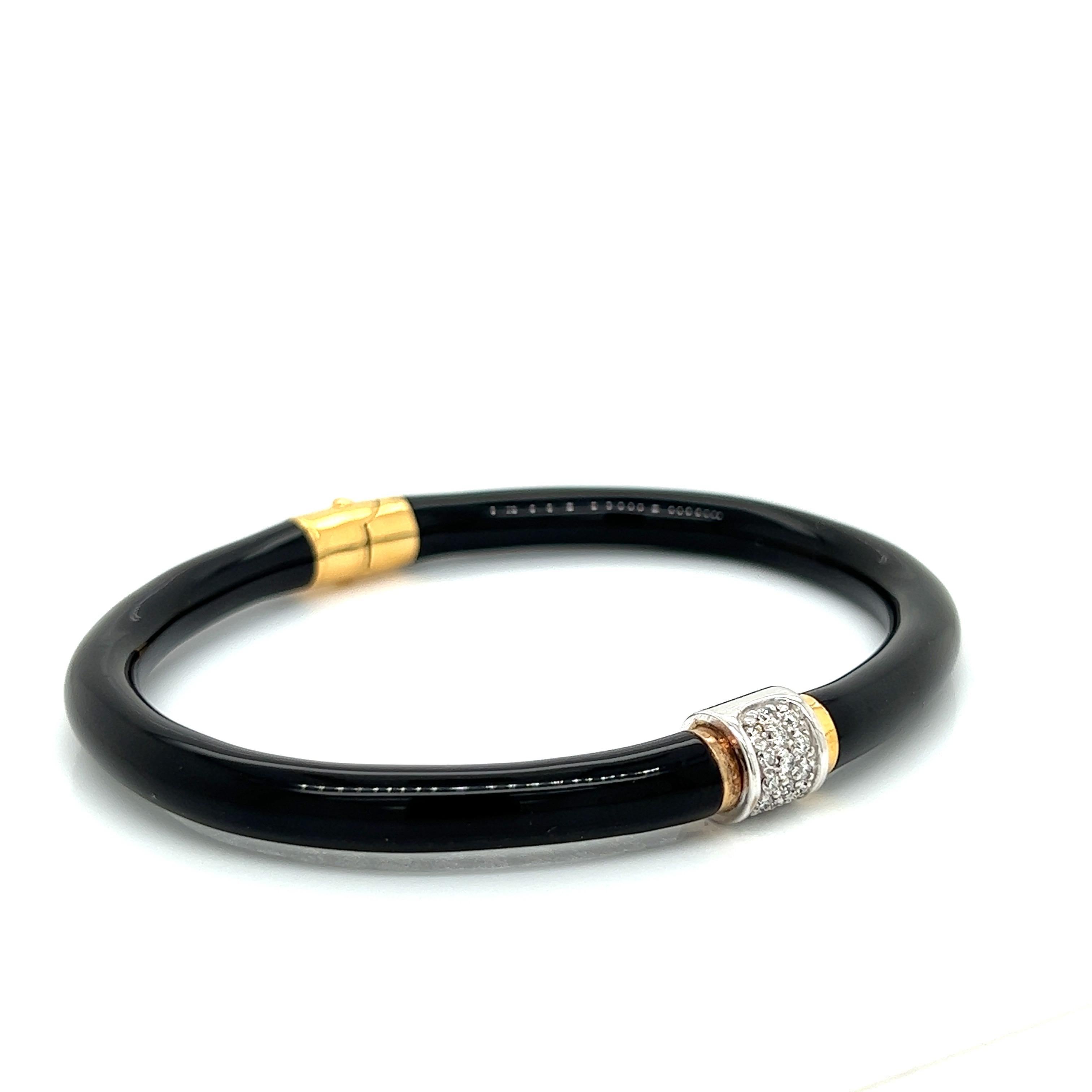 Le bracelet noir et or de SOHO est fabriqué à la main en Italie. Ce bracelet à la fois traditionnel et moderne est en or blanc et jaune de 18kt, en émail et en diamants de 0,15 ctw. Le bracelet de 4 mm de large est doté d'une charnière cachée sur le