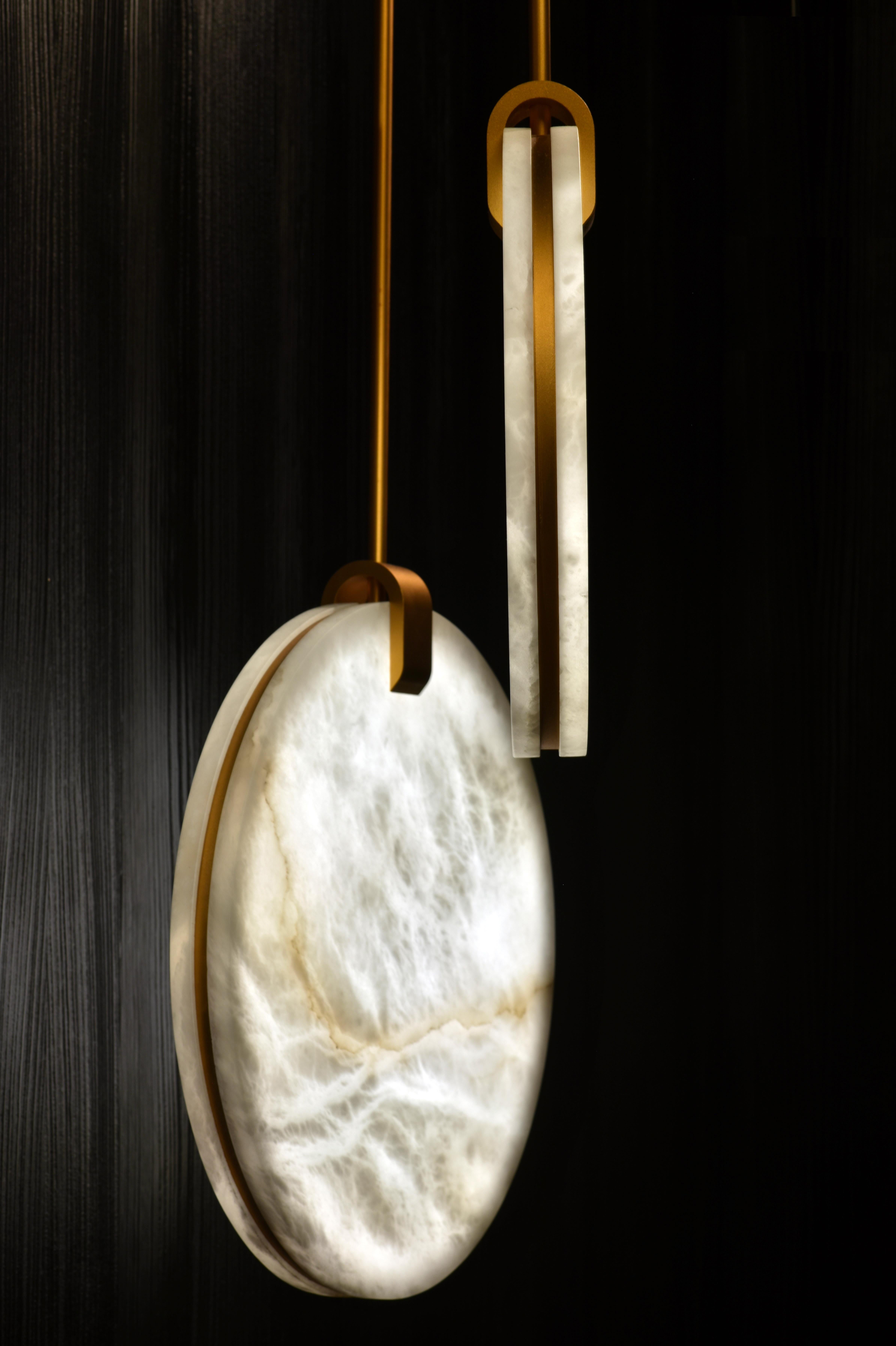 SOHO Pendelleuchte von Atelier Alain Ellouz
Collection Atelier 
© Atelier Alain Ellouz
Abmessungen: Ø 25,2'' x 1,6''
MATERIALIEN: Alabaster, Stahl
Gewicht: 66 lb

Metallstab Ø 0,47'' Länge auf Bestellung : min. 7,8'' - max 118''
LED-Streifen 9,6W/m