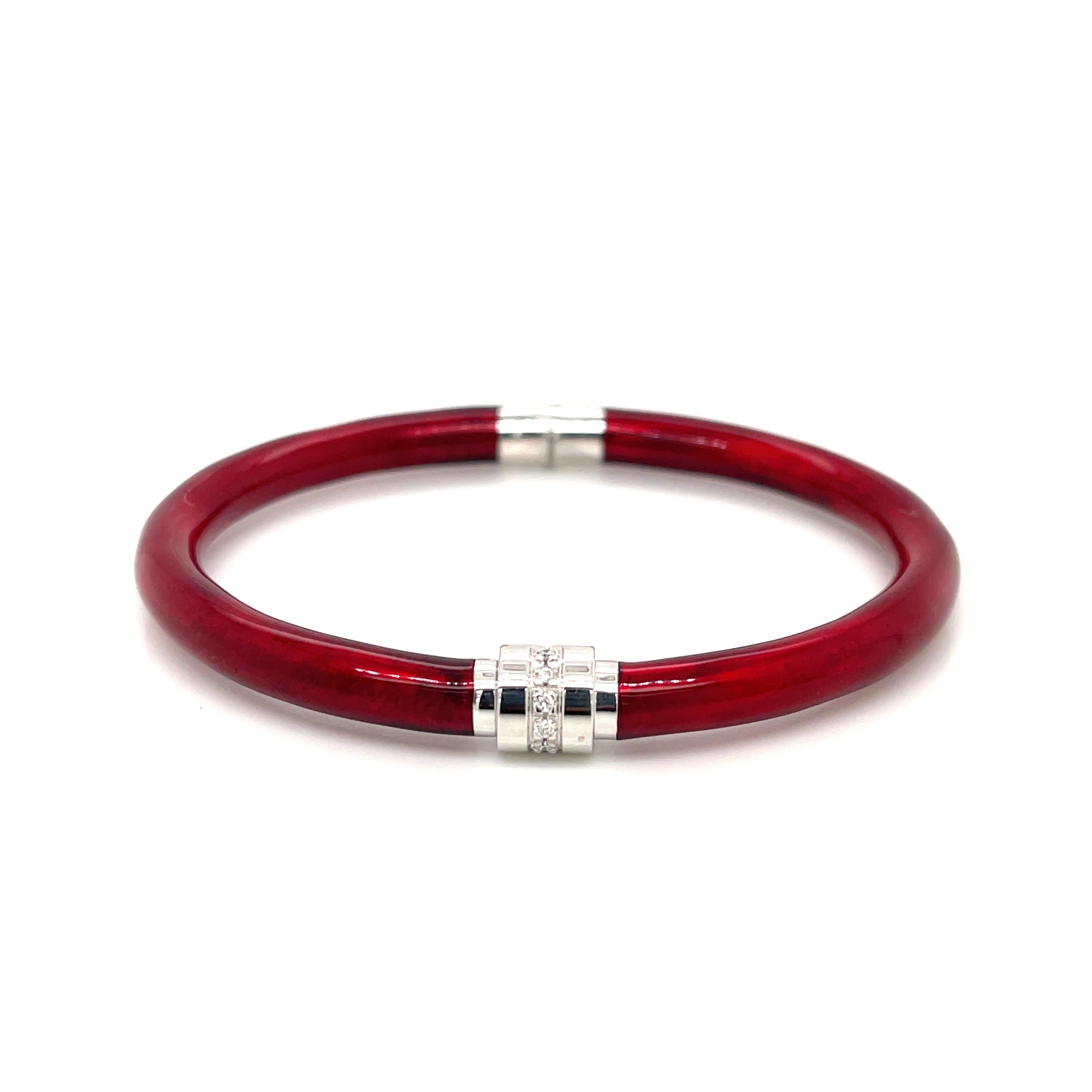 SOHO Armreif mit Scharnier aus roter Emaille, Sterlingsilber und Diamanten (.08ctw). Handgefertigt in Italien. Der Innenumfang beträgt 6,5 Zoll.