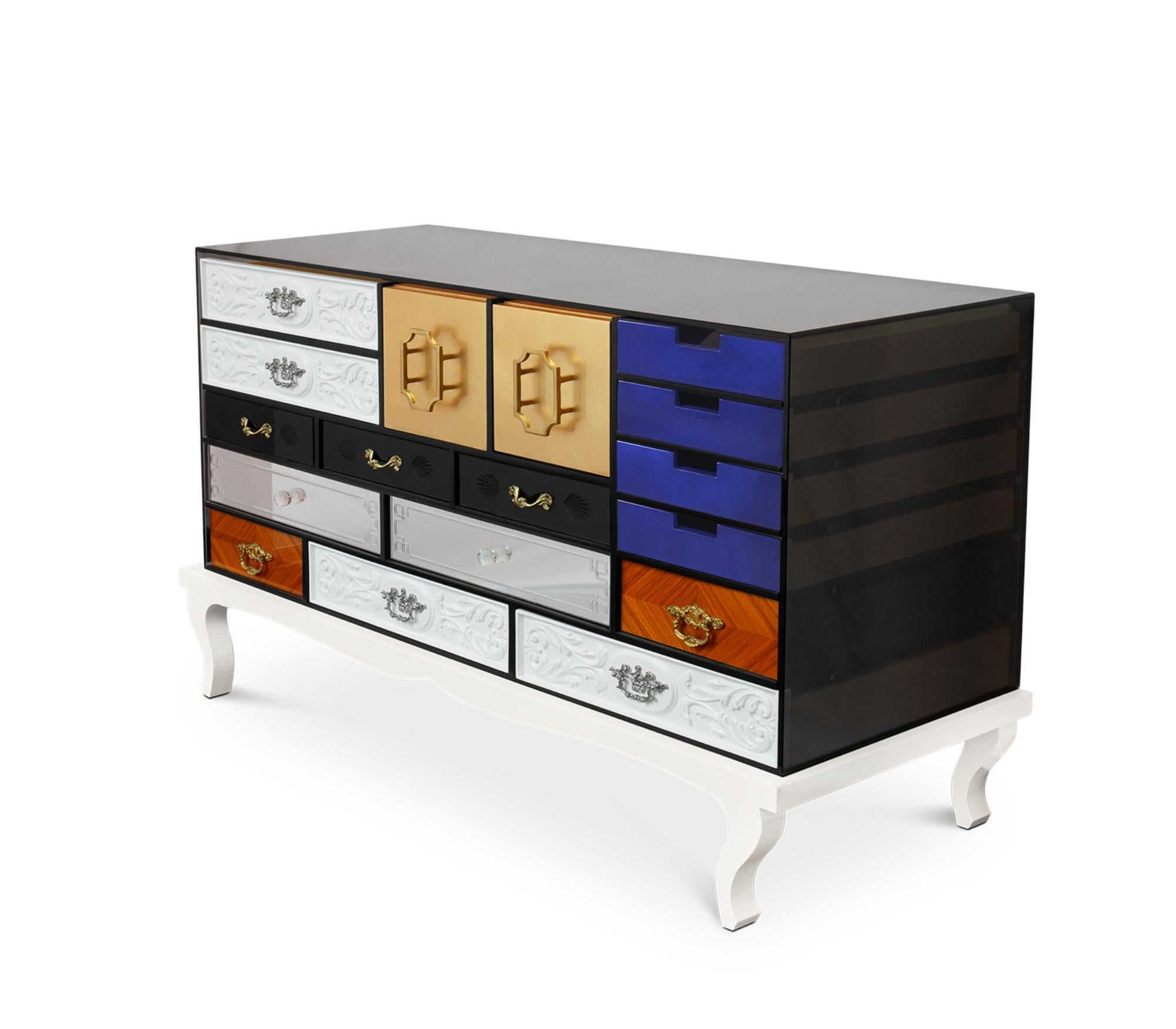 Pièce pionnière de Boca do Lobo, ce buffet révolutionnaire met en valeur un design irrévérencieux et le meilleur savoir-faire portugais. SOHO est la première collection de la marque, qui a fait ses premiers pas à l'international en étant présentée