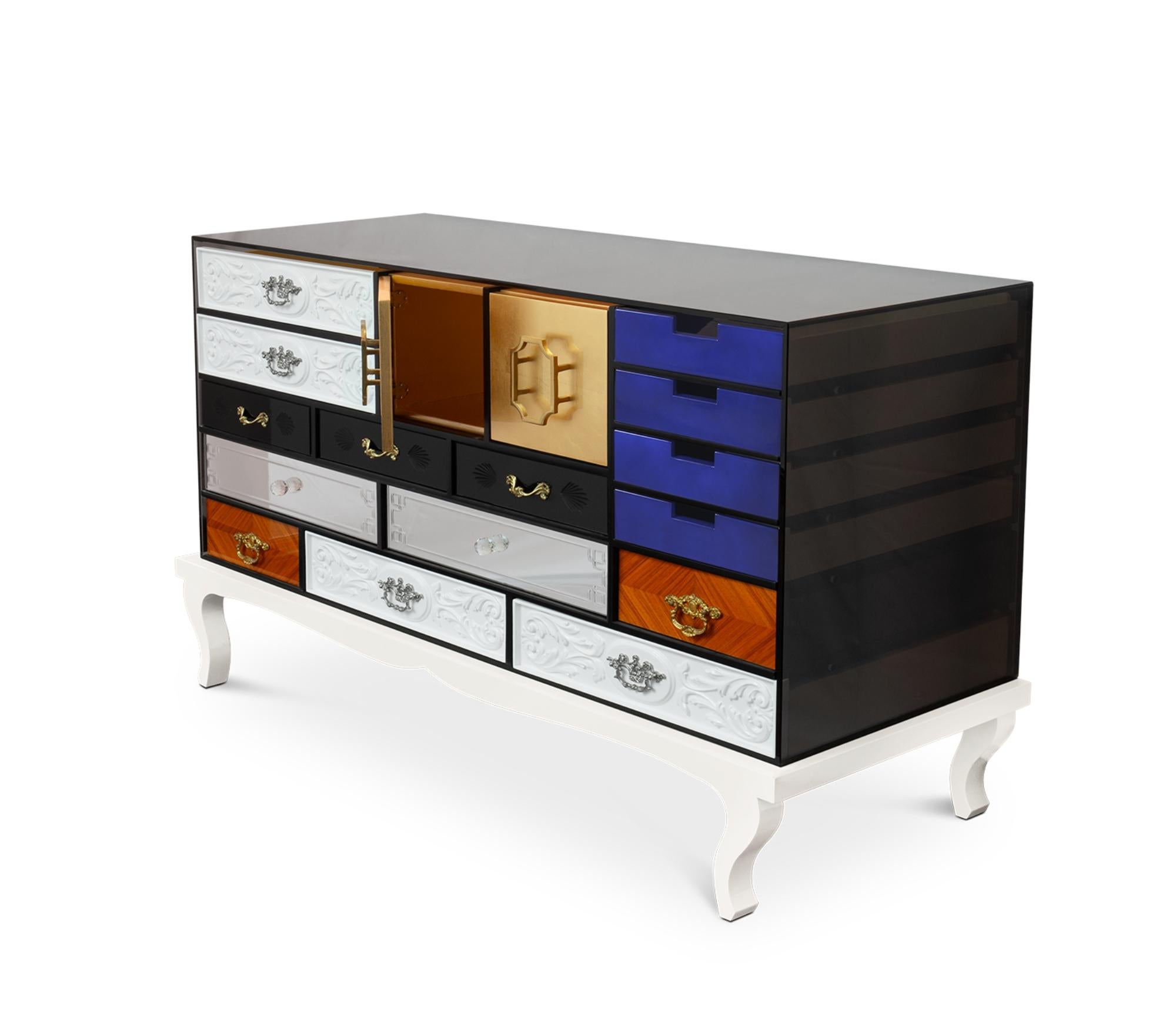 Sculpté Buffet Soho fait main, marqueterie et feuille d'or - Boca do Lobo en vente