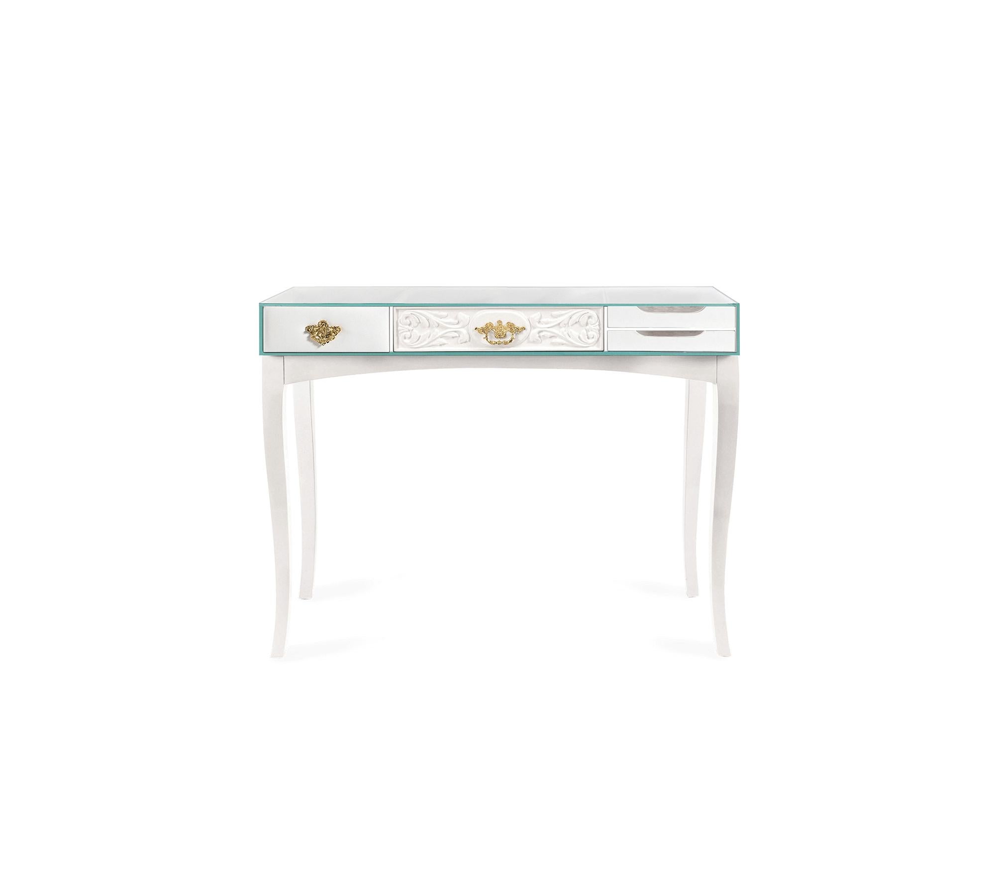 Soho è una consolle moderna creata come tributo alla credenza SOHO. Questo pezzo di design presenta una collezione di cassetti in legno con specchio e vetro nero.