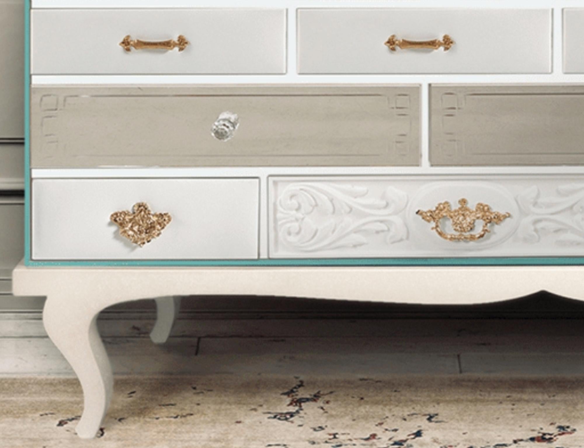 Sculpté Buffet blanc Soho fait main, marqueté de bois et de feuilles d'or - Boca do Lobo en vente