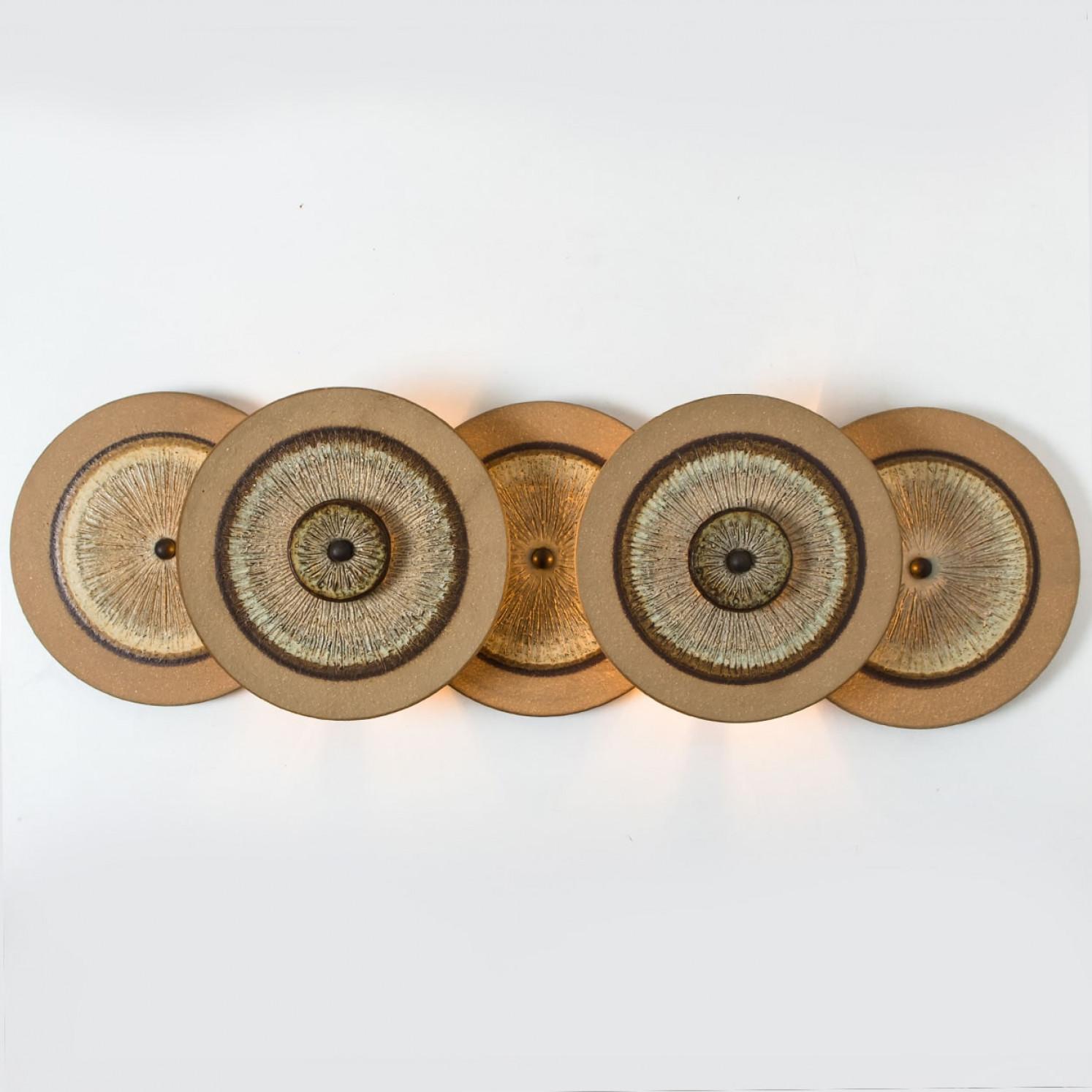 Un espectacular aplique circular de cerámica, con bonitos detalles. Fabricado en Dinamarca en la década de 1970.

Un producto único y juguetón, una auténtica pieza decorativa en la habitación.

La lámpara está etiquetada y firmada, en excelente