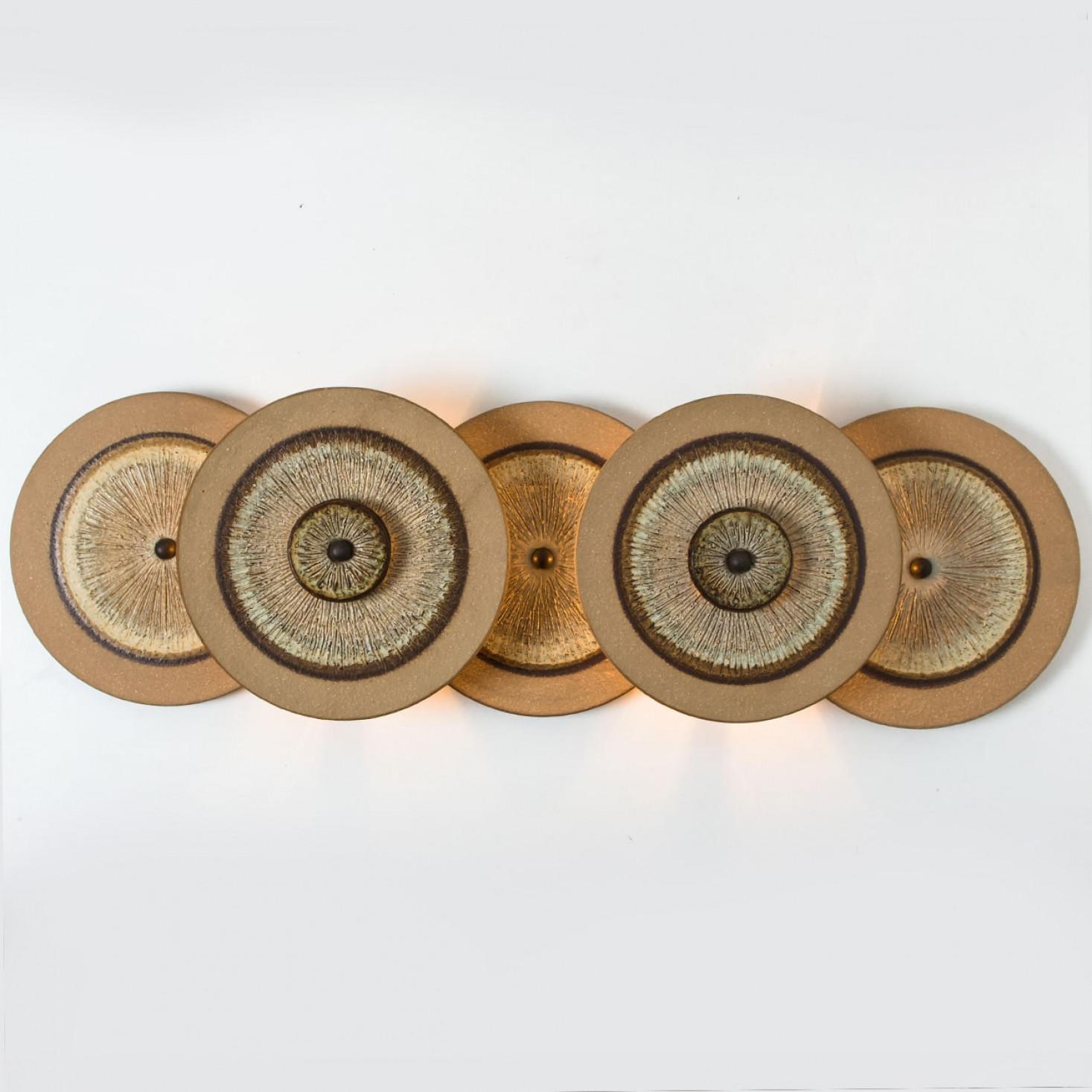 Una spettacolare applique circolare in ceramica, con bellissimi accenti. Prodotto in Danimarca negli anni '70.

Un prodotto unico e giocoso, un vero e proprio pezzo forte nella stanza.

La lampada è etichettata e firmata, in ottime condizioni.