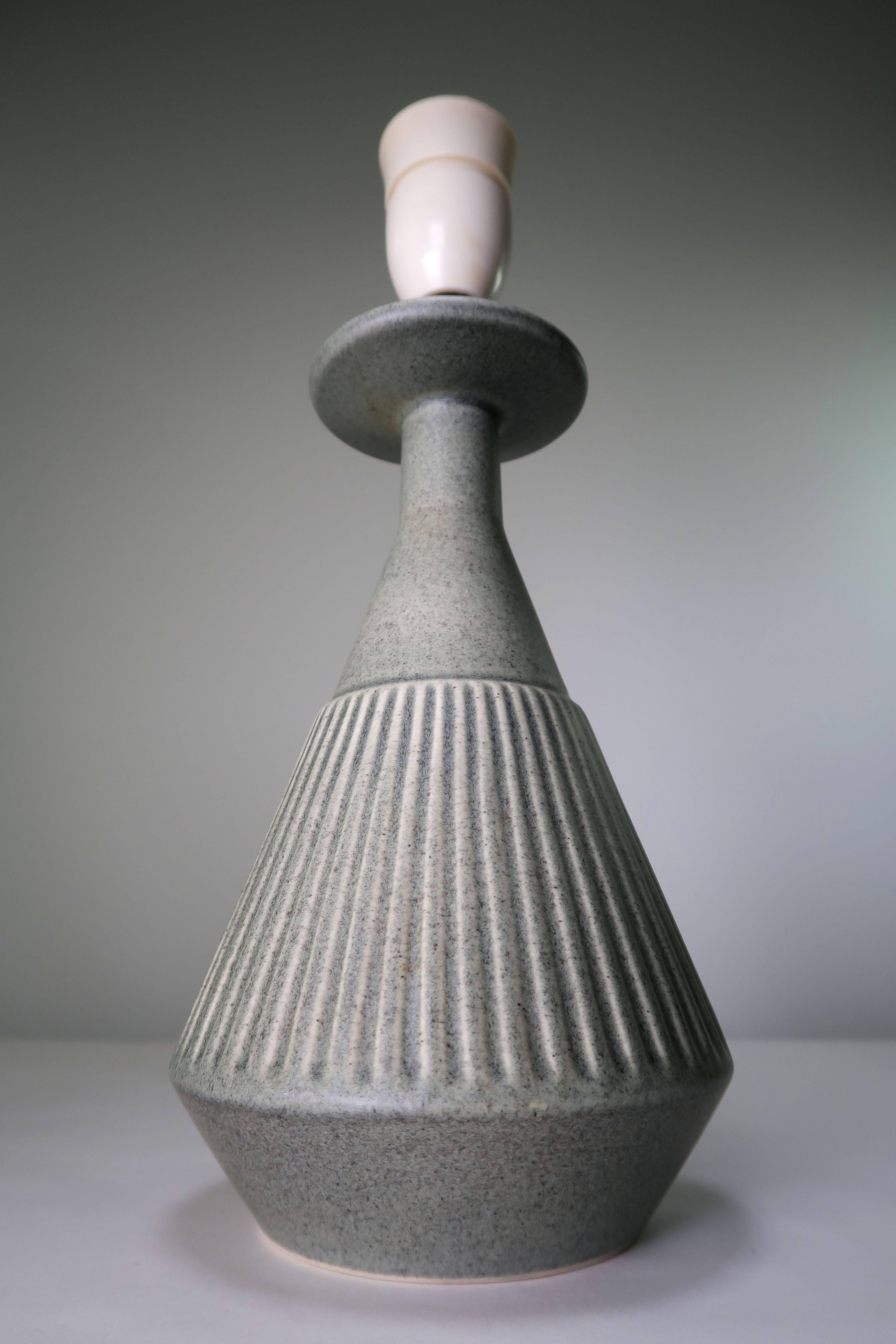 Danish Mid-Century Modern sculptural and elegant handmade stoneware table lamp with sage green glaze by acclaimed Danish manufacturer Soholm Stentoj. Manufactured on the Danish island of Bornholm in the 1960s. Brass top and geometric striped pattern