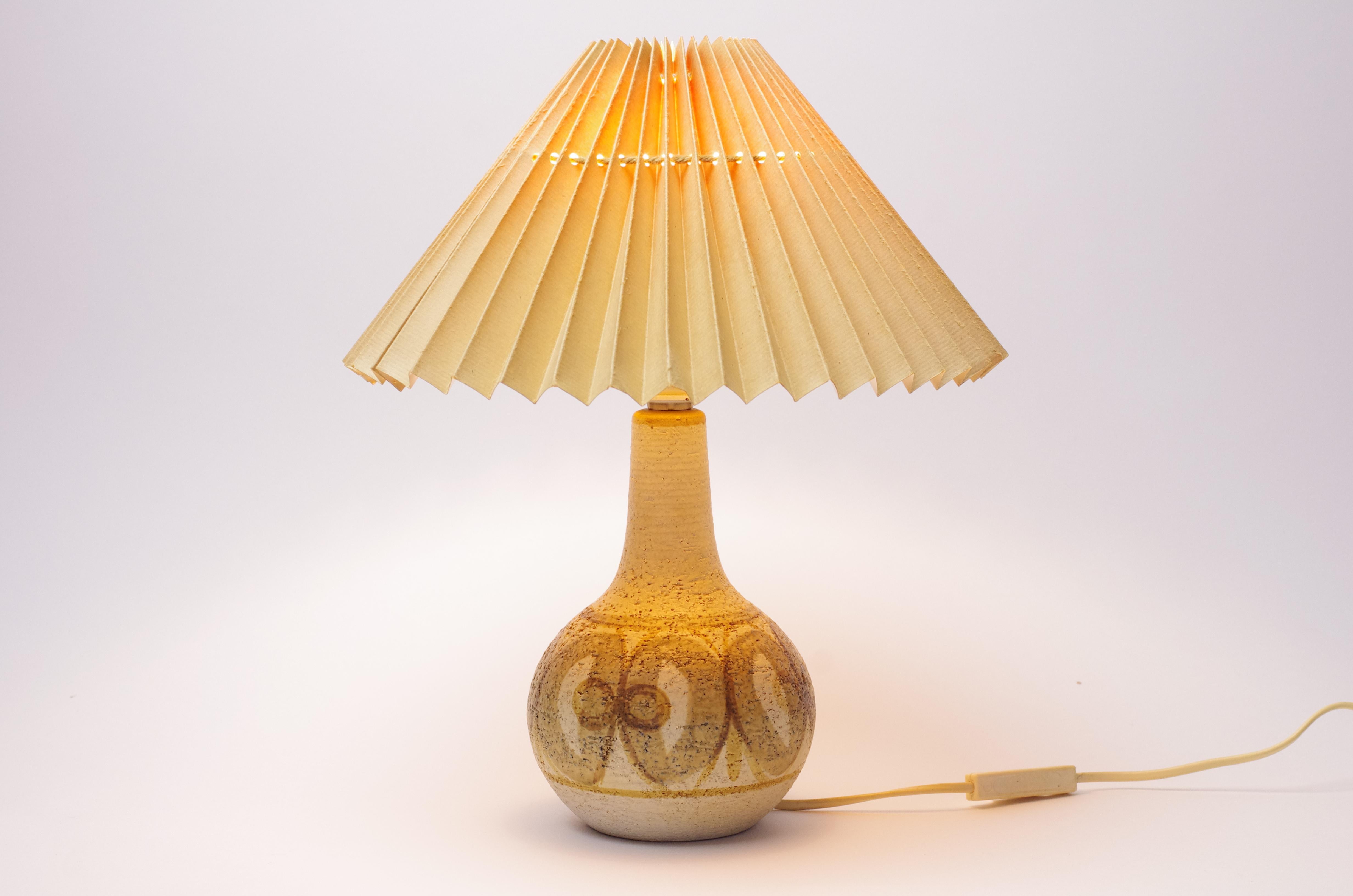 Beschreibung des Produkts:
Diese Leuchte wurde von Noomi Backhausen für die dänische Firma Søholm entworfen. Noomi Backhausen, die 1985 und 1993 einen dänischen bzw. schwedischen Designpreis erhielt, entwarf vor allem Wandteller, Vasen und Lampen.