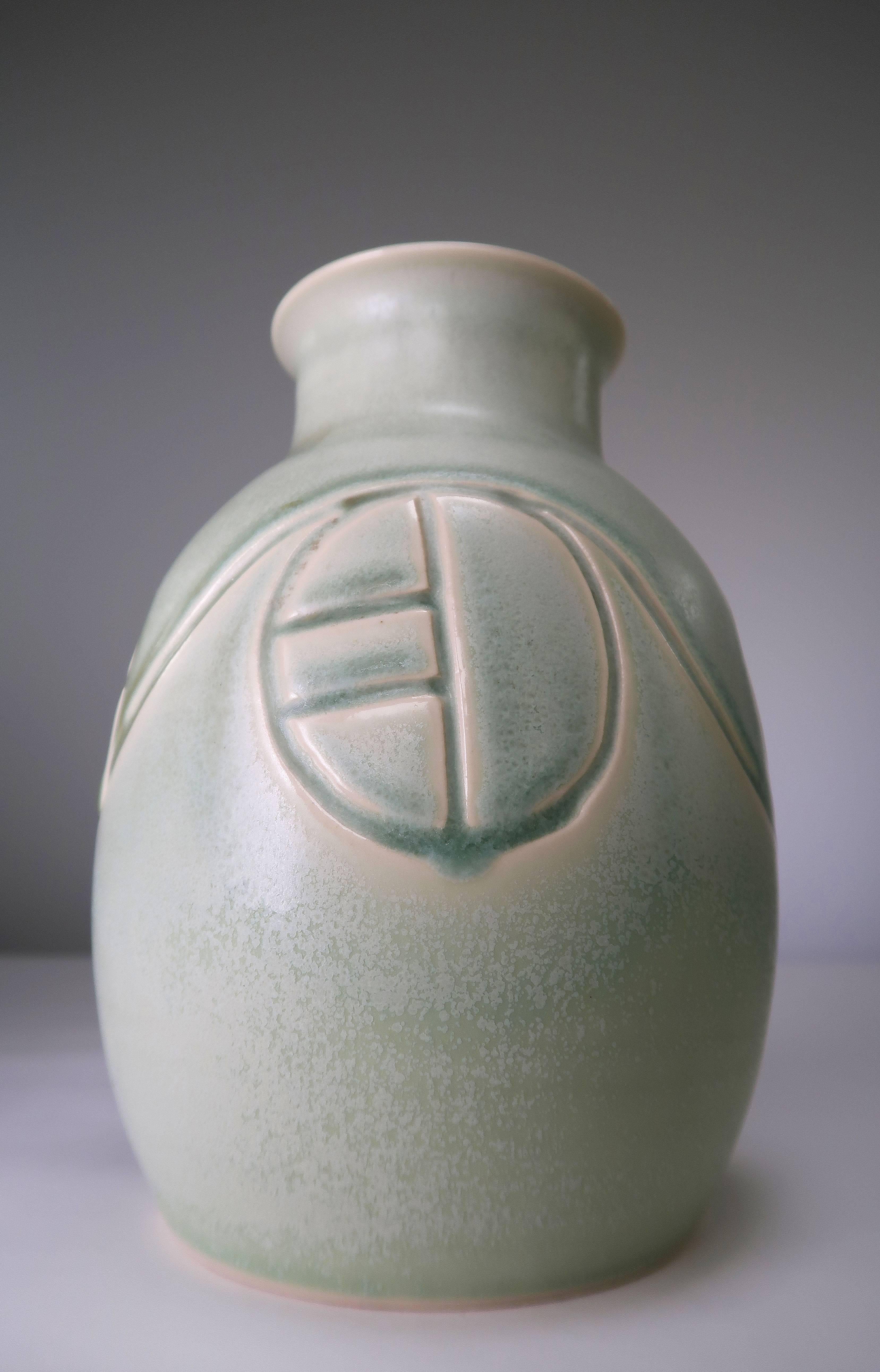 Vase Søholm d'inspiration japonaise extrêmement rare. Vase en grès danois moderne du milieu du siècle, fait à la main, avec une glaçure vert menthe et aqua et un motif géométrique minimaliste sculpté à la main autour de la panse. Intérieur avec