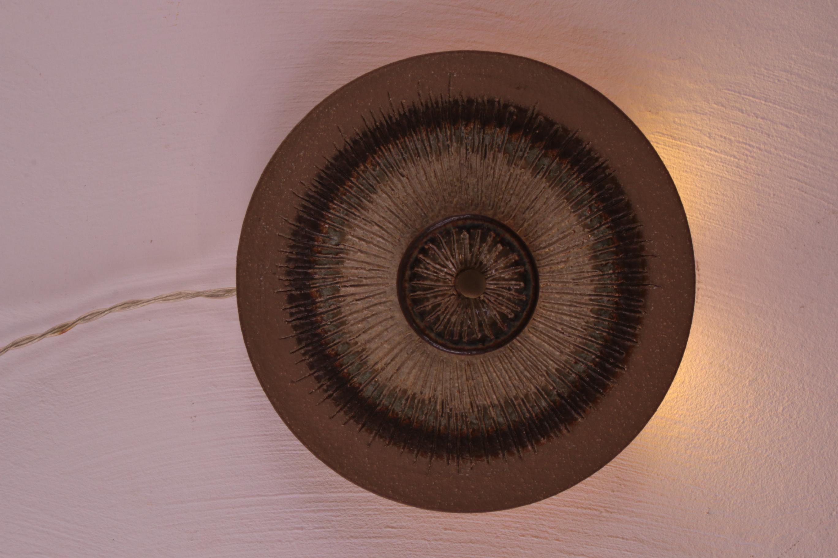 Se trata de una lámpara de pared con un aspecto genial y fabricada en cerámica.

Es un diseño de Noomi Backhausen&Poul Brandborg de Soholm.

La lámpara consiste en un disco cerámico con luz de fondo.


  