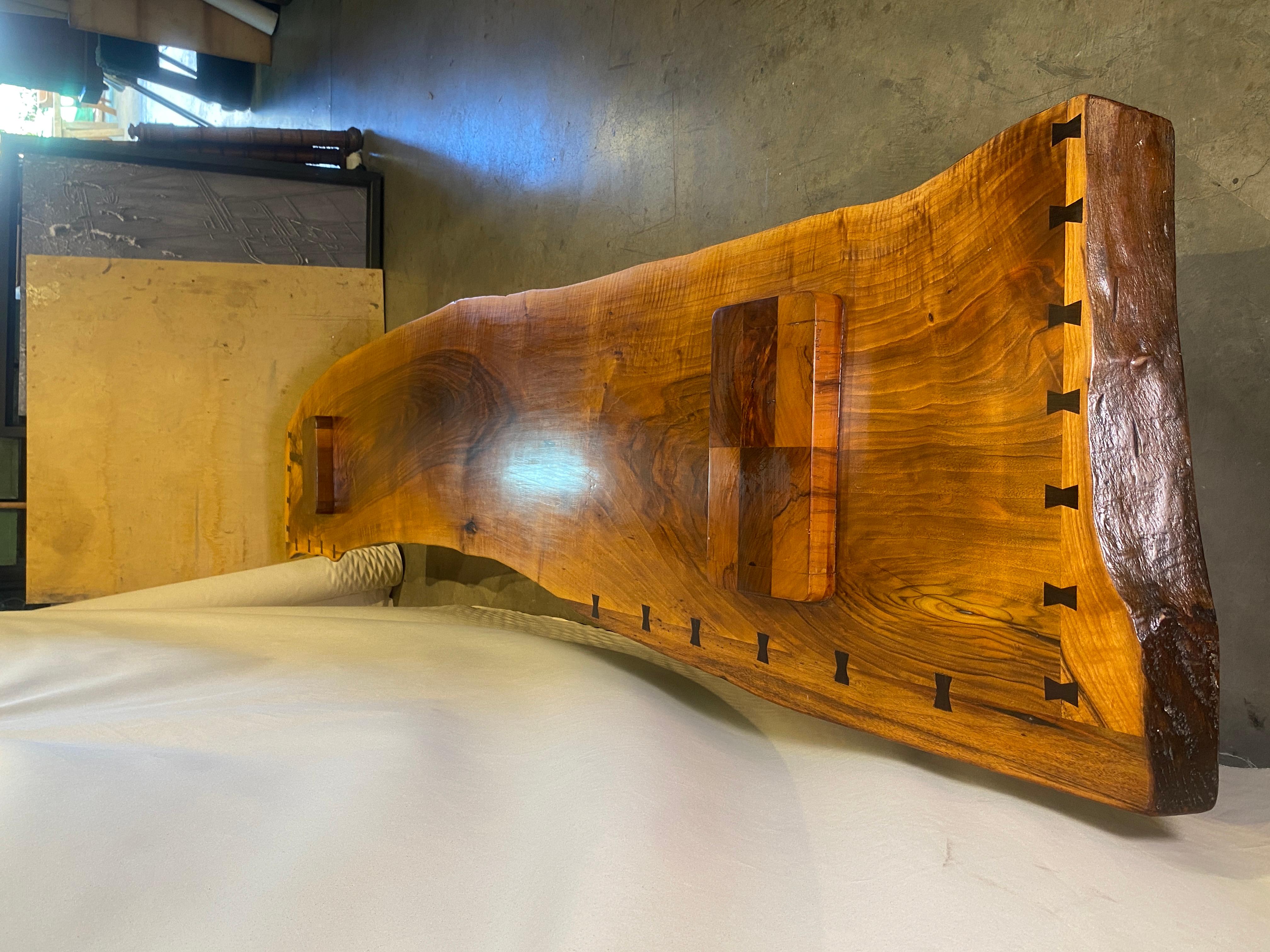 Banc à bord vif en noyer français massif Excellent état - En vente à Los Angeles, CA