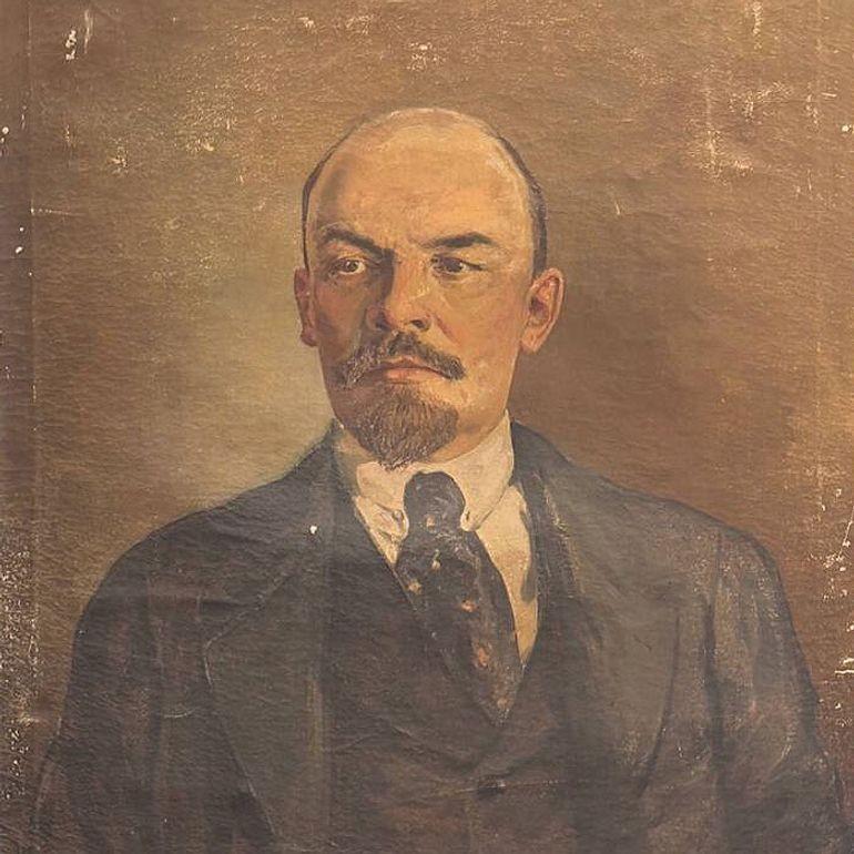 Óleo original de Vladimir Lenin, antiguo Presidente del Consejo de Comisarios del Pueblo de la Unión Soviética 1917-1924. Este cuadro se veía a menudo colgado en edificios gubernamentales y puestos militares, y láminas colgadas en los hogares.