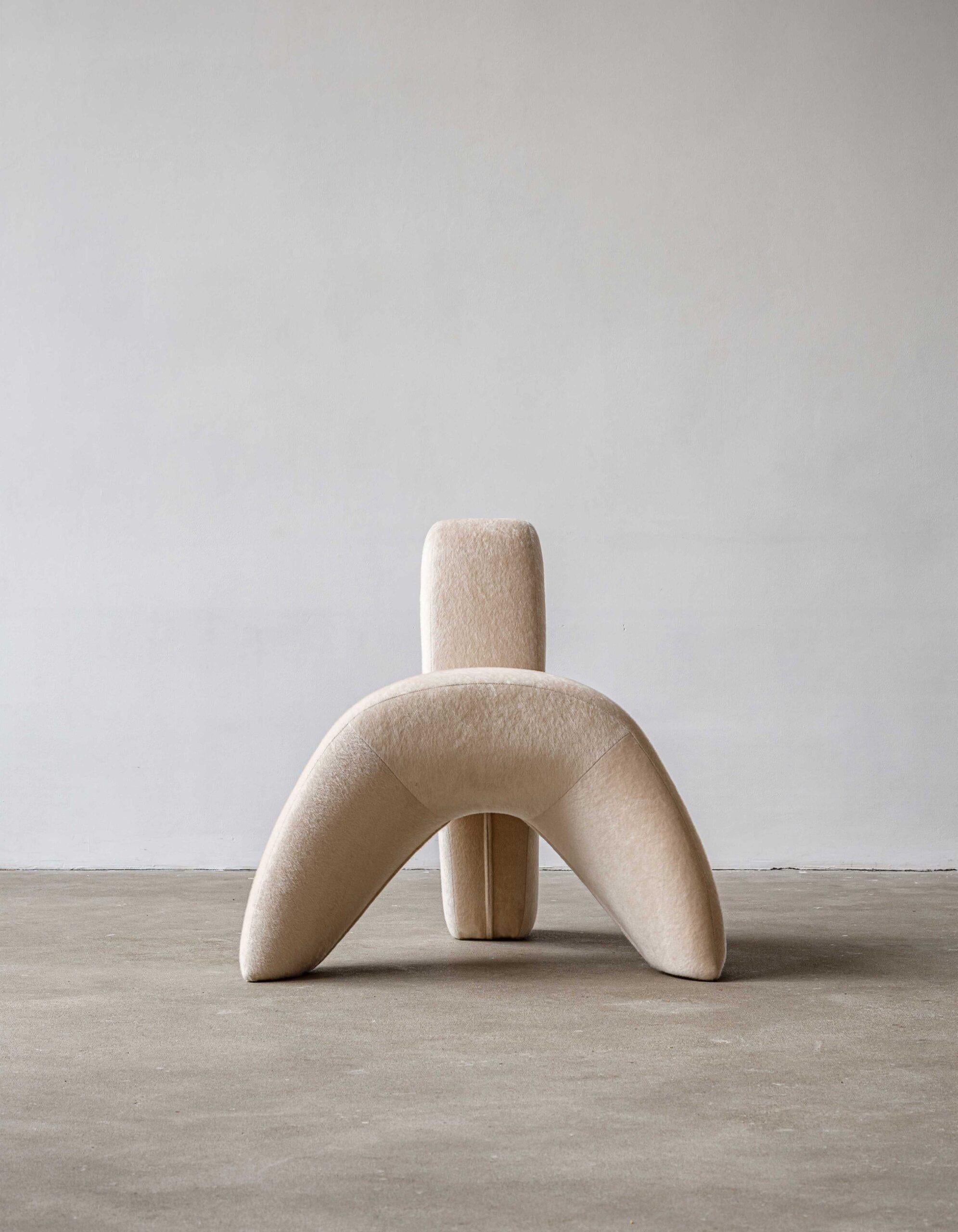 Sedia SOKIL di ZEMNA
Progettato da Andrew Dobryansky.
Dimensioni: D 75  x L 69 x H 72 cm. 
Materiali: Tessuto, gommapiuma, sintepon e Wood.

SOKIL È il nome dell'uccello. In ucraino questa parola suona come Sokil. Falcon in inglese. SOKIL è una