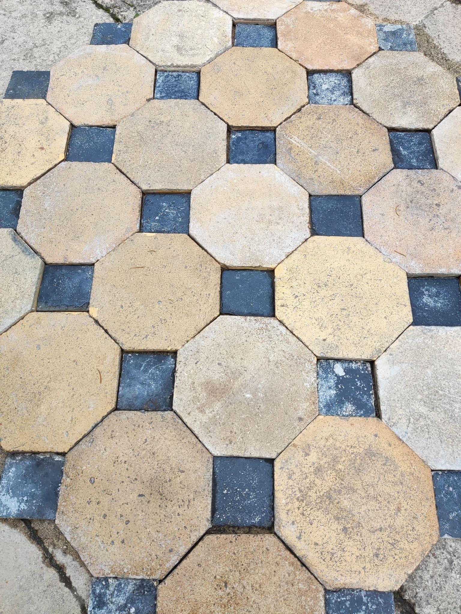 Sol a cabochons ancien - 10m² In Fair Condition For Sale In COULLONS, FR