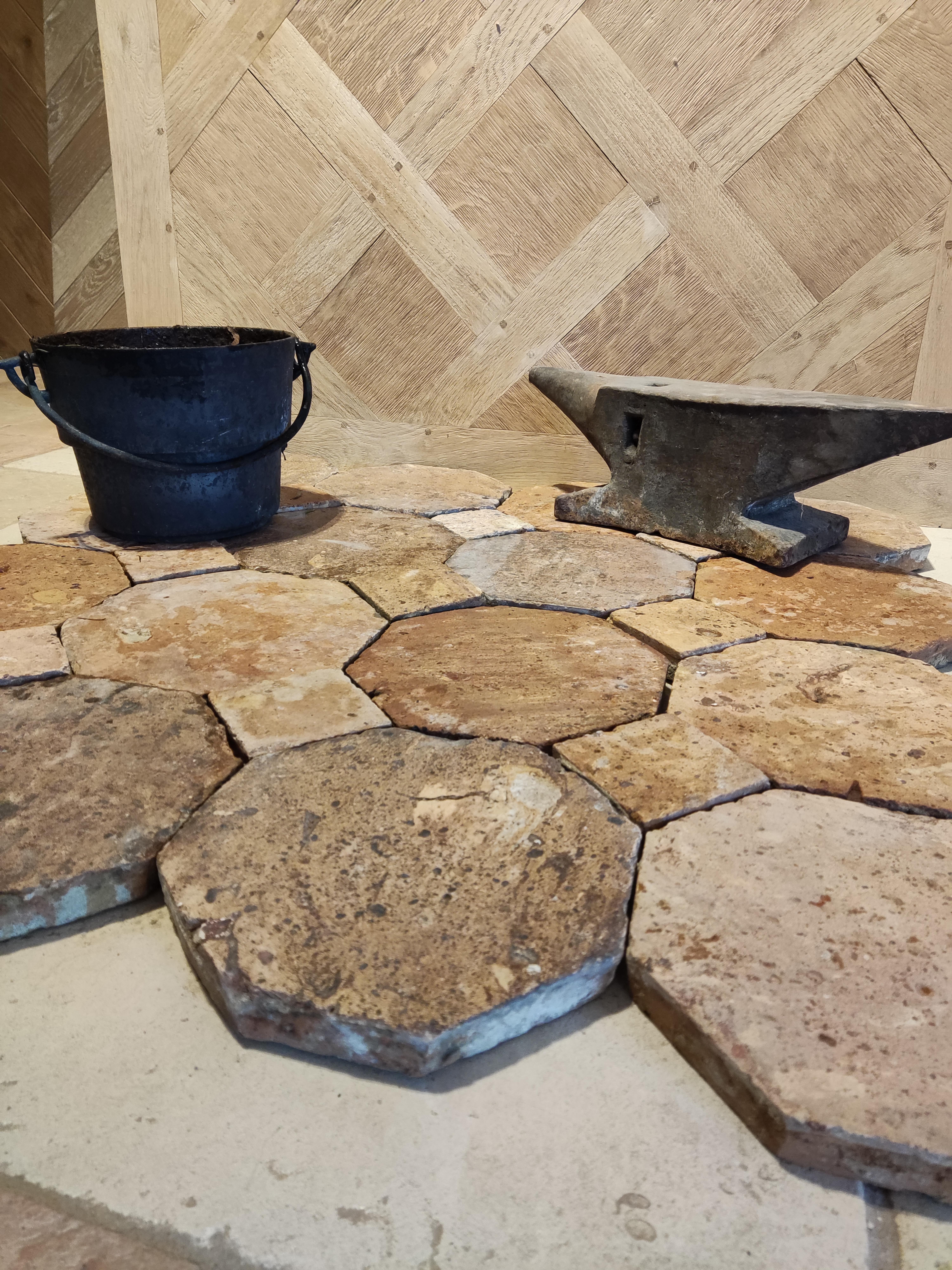 Sol a cabochons ancien - 12m² In Fair Condition For Sale In COULLONS, FR