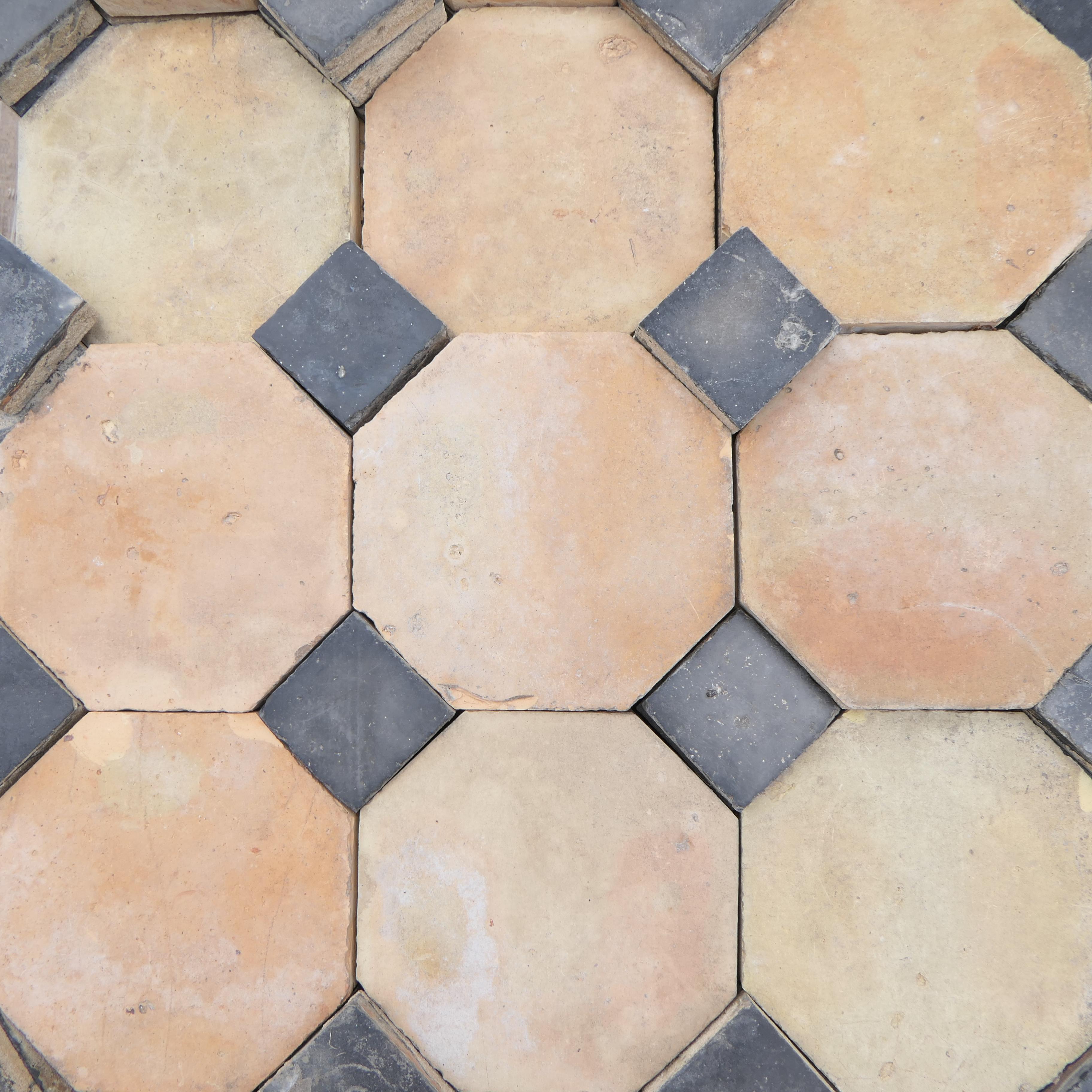 Sol a cabochons ancien - 15m² In Fair Condition For Sale In COULLONS, FR