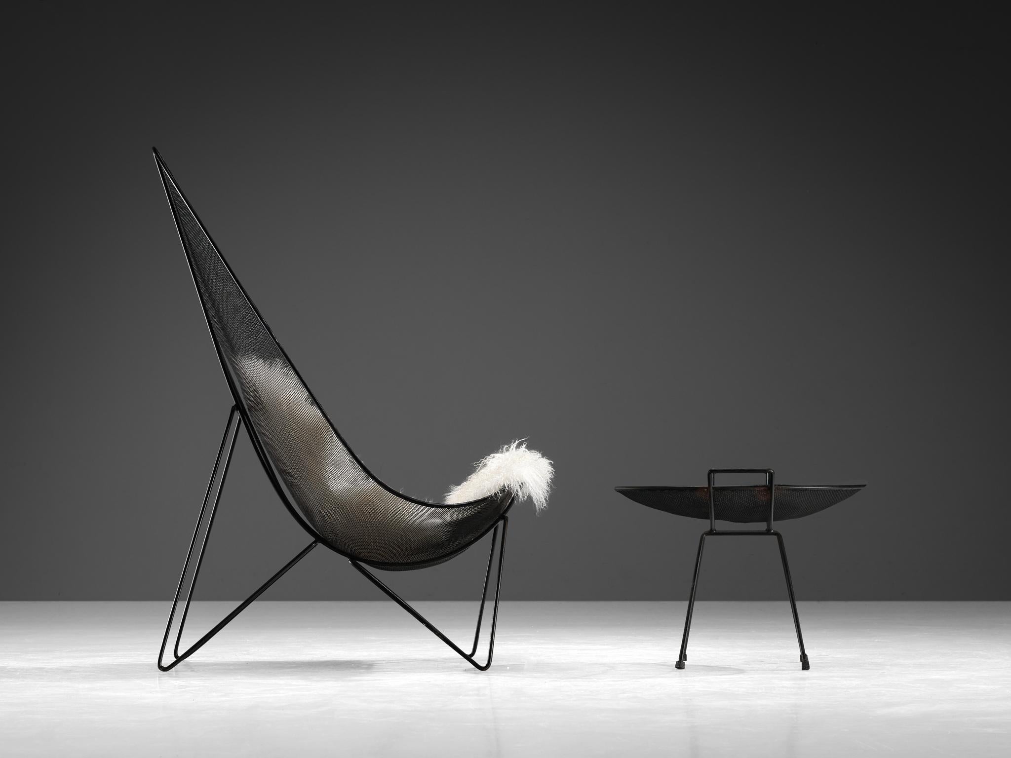 Américain Sol Bloom Patio 'Scoop' Chair with Table in Black Steel Mesh (en anglais)  en vente