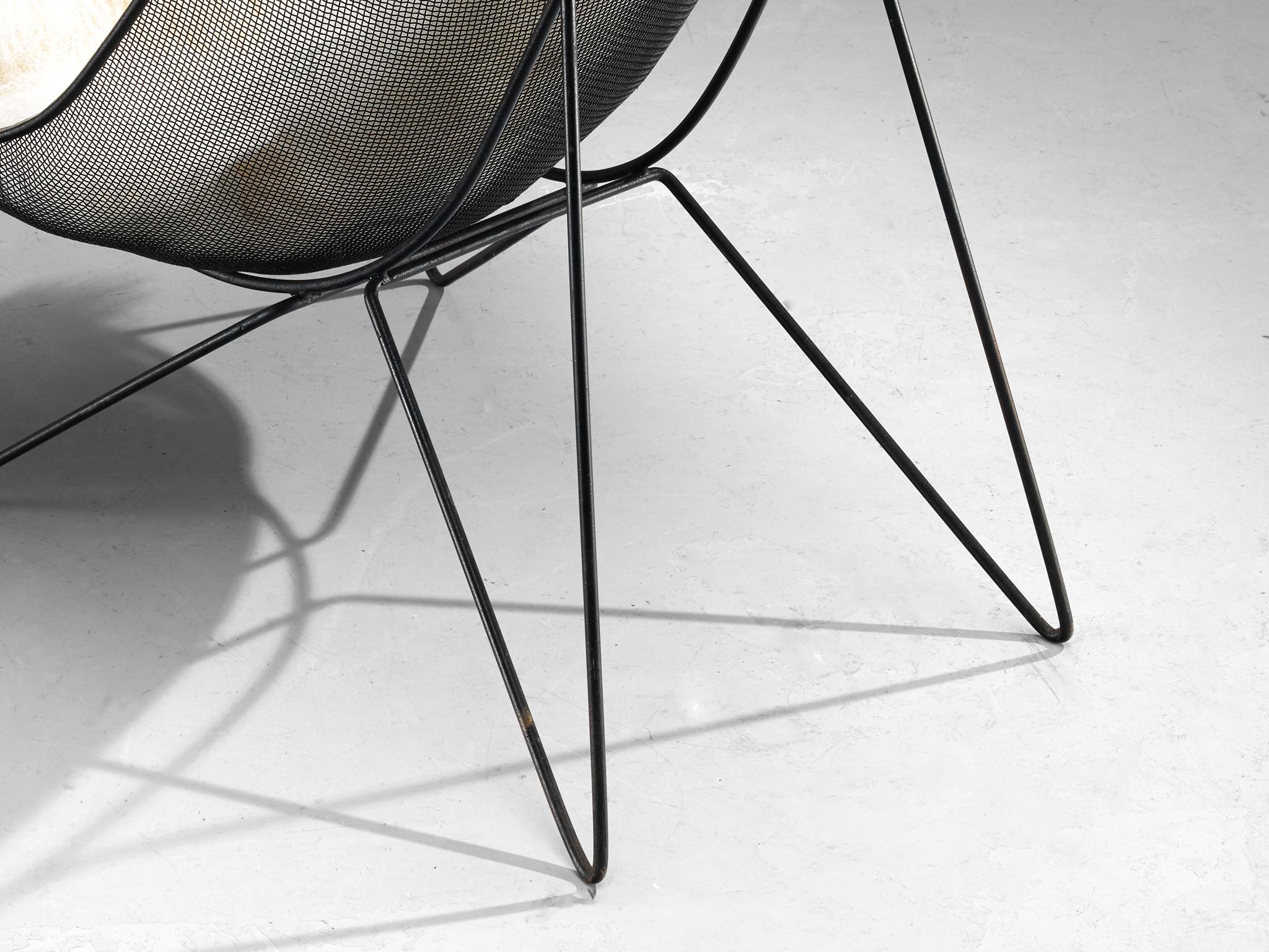 Milieu du XXe siècle Sol Bloom Patio 'Scoop' Chair with Table in Black Steel Mesh (en anglais)  en vente