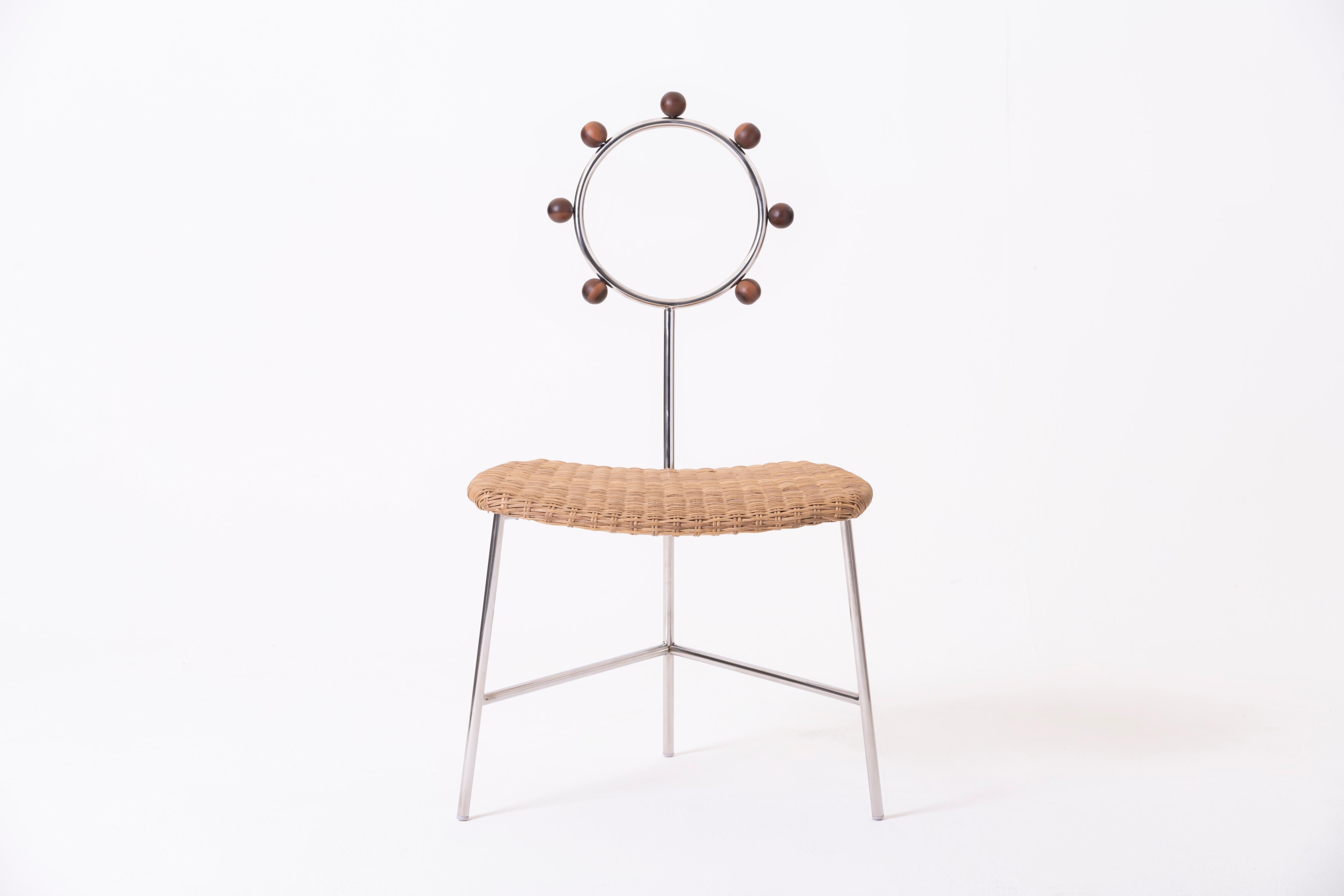 Sedia Sol di Giacomo Tomazzi Studio
Dimensioni: L 60 x P 48 x H 90 cm
Materiali: Struttura principale in tubo di acciaio inossidabile lucidato, sfere in legno massiccio di sucupira, sedile in laminato curvo rivestito in fibra di vimini