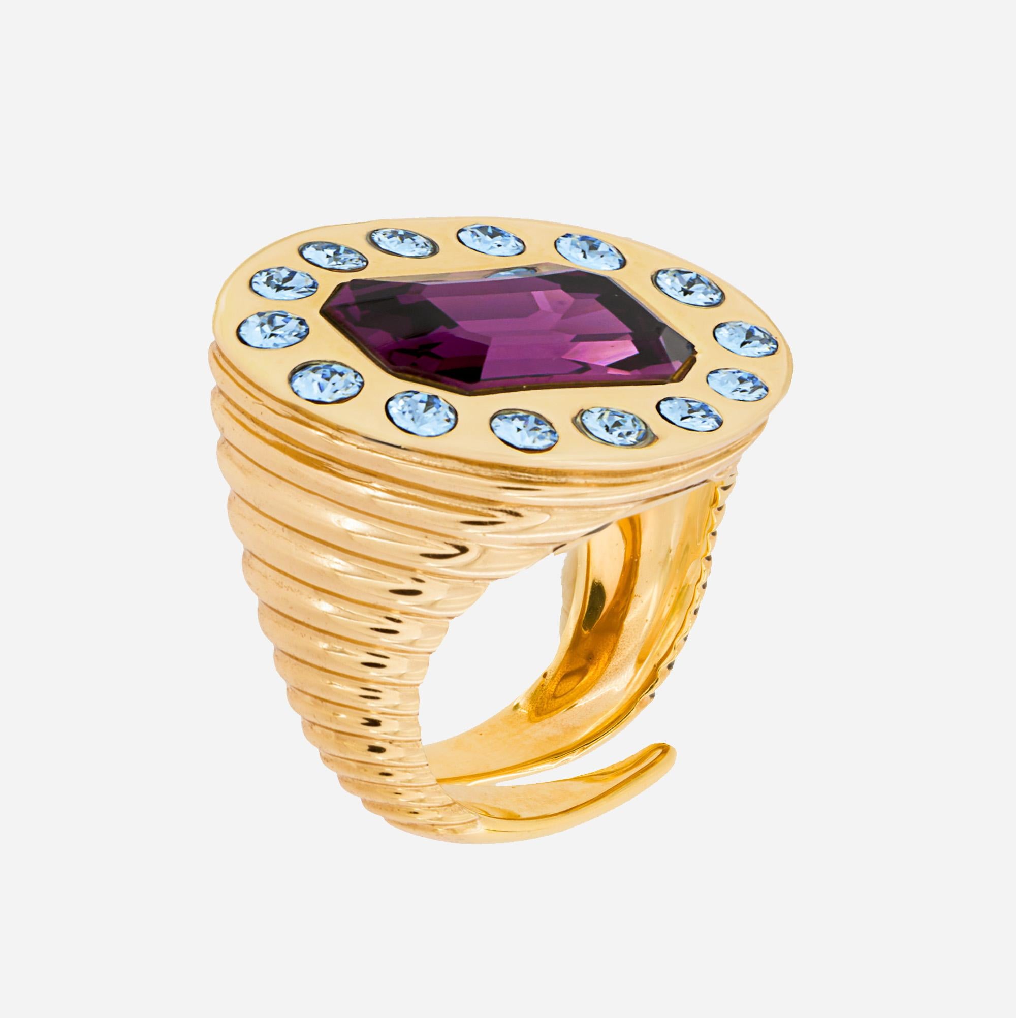 This adjustable chevalier ring is defined by an enveloping design and it is inspired by the ancient jewels from Victorian Age. It is finished by the brand’s iconic knurled motif, it is decorated on the top with small aquamarine crystals around a big