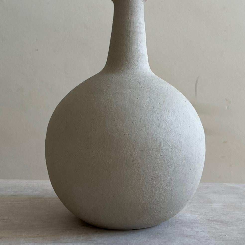 Sculture di terra fatte a mano, uniche nel loro genere, ispirate alle ceramiche tradizionali spagnole e alle forme utilitarie classiche. Grezzo, non smaltato, solido. Le forme sono semplici e audaci, e riecheggiano le brocche d'acqua del campanario