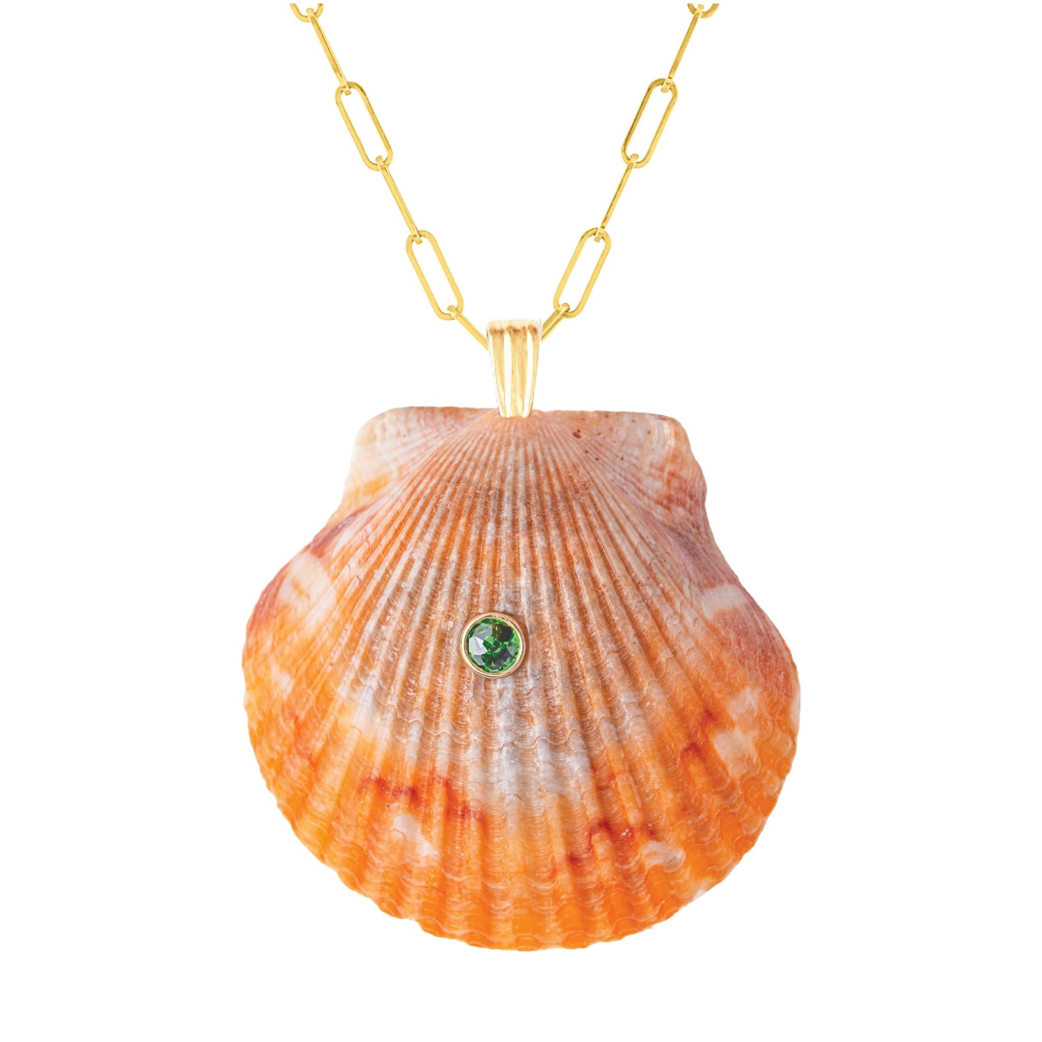 Moderne Sol Pendentif en or 14k avec coquillage naturel et grenat tsavorite Gemme naturelle en vente