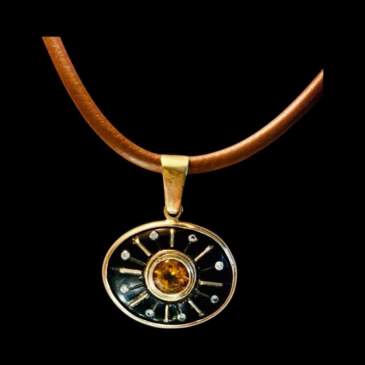 Pendentif SOL

Onyx noir, citrine, diamants, or 14k

La ligne S O L a été développée autour de l'idée de s'honorer soi-même et de vivre une vie qui vous illumine. Le soleil est un puissant symbole de vie et de lumière et ces pièces ont été conçues