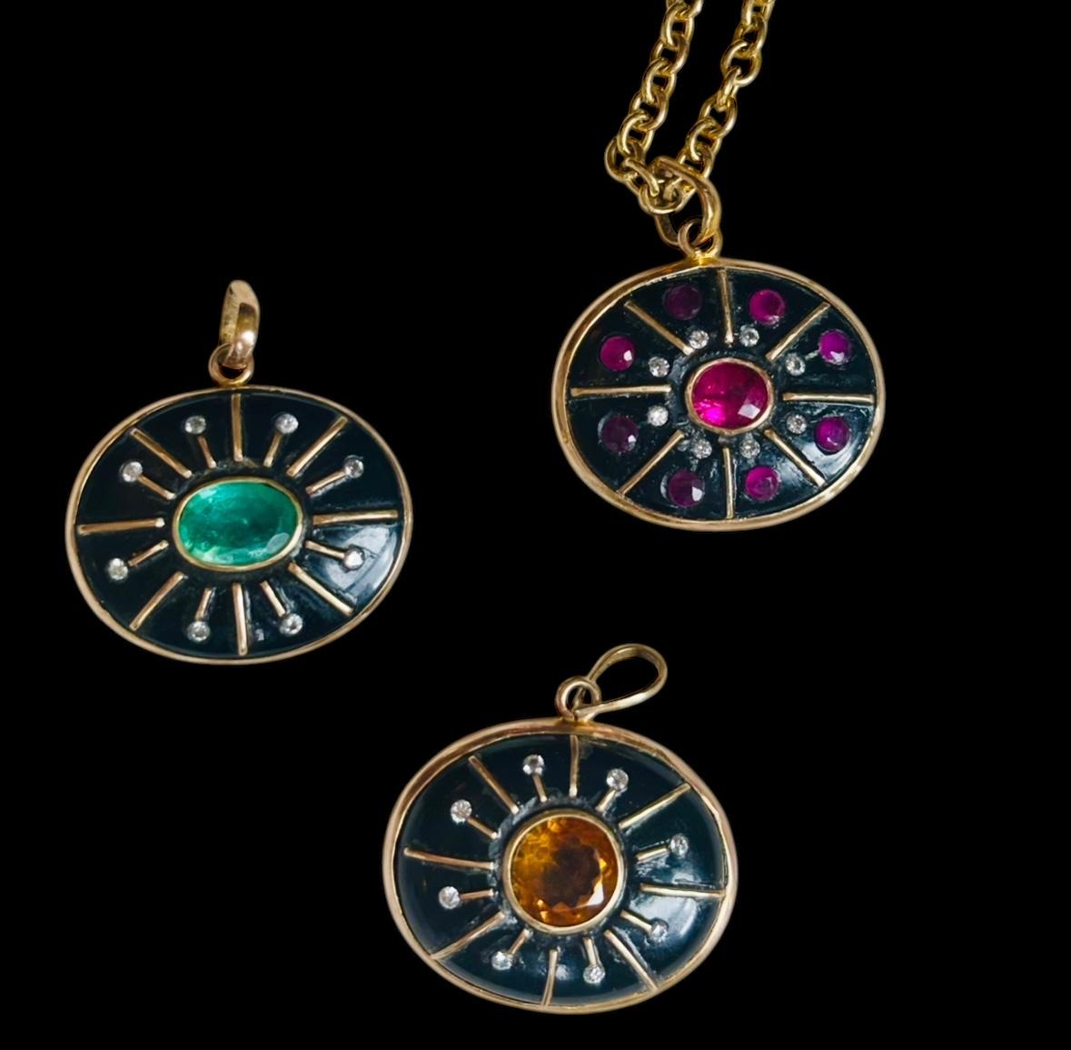 Ciondolo SOL, onice nera, smeraldo, diamanti e oro 14k 7