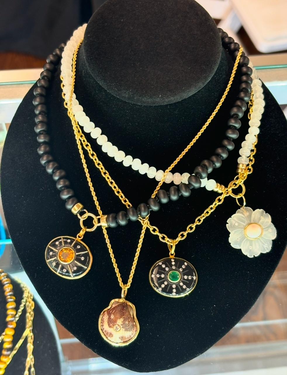 Ciondolo SOL, onice nera, smeraldo, diamanti e oro 14k 3