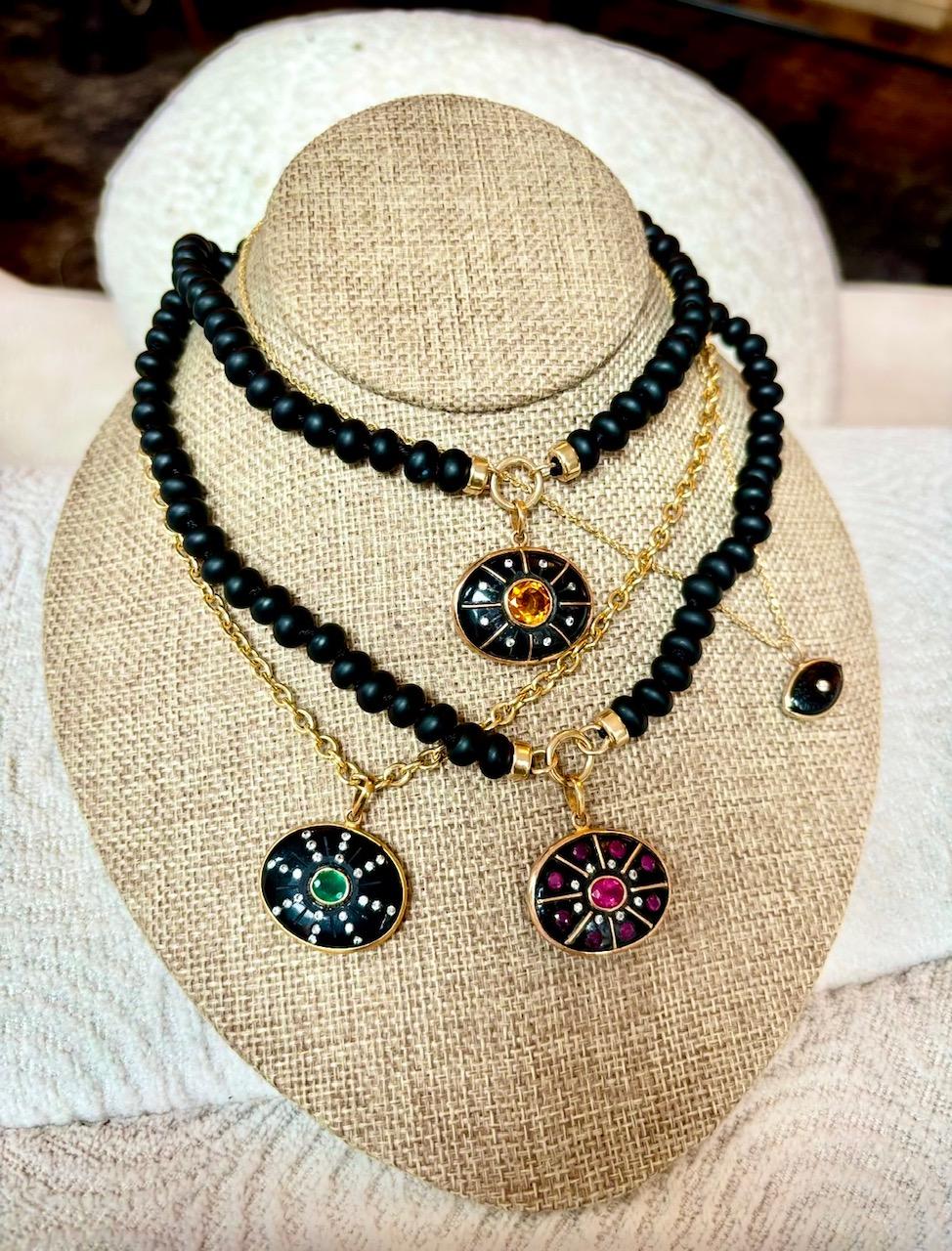 Ciondolo SOL, onice nera, smeraldo, diamanti e oro 14k 4