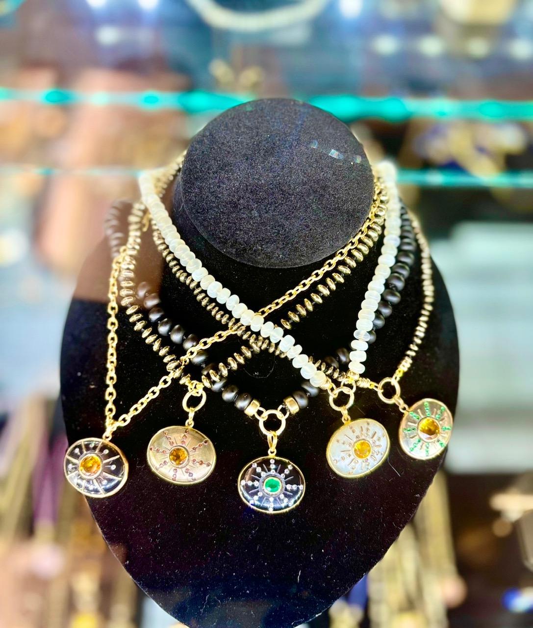 Ciondolo SOL, onice nera, smeraldo, diamanti e oro 14k 6