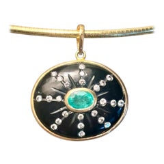 Ciondolo SOL: Sole in onice nero con smeraldo ovale centrale e raggi solari di diamante, 14k