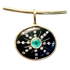 Ciondolo SOL, Onice nero con smeraldo rotondo centrale e raggi solari di diamante, oro 14k
