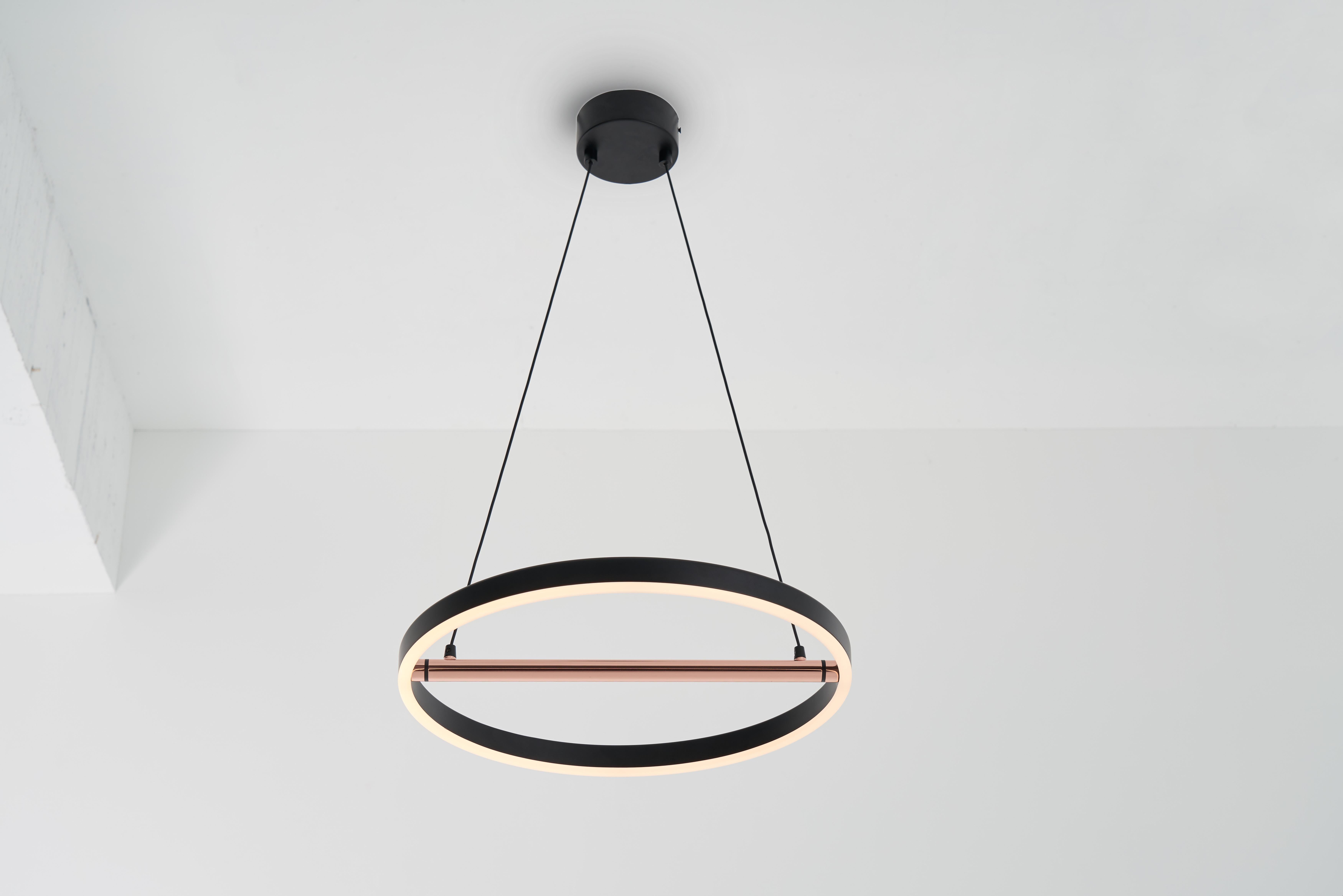 La collection Sol est un design discret avec une considération élaborée. Elle se compose d'un pendentif, d'une lampe de table et même d'une lampe à arc. L'abat-jour en forme d'anneau de SOL Pendant L est finement fixé à une barre d'équilibre
