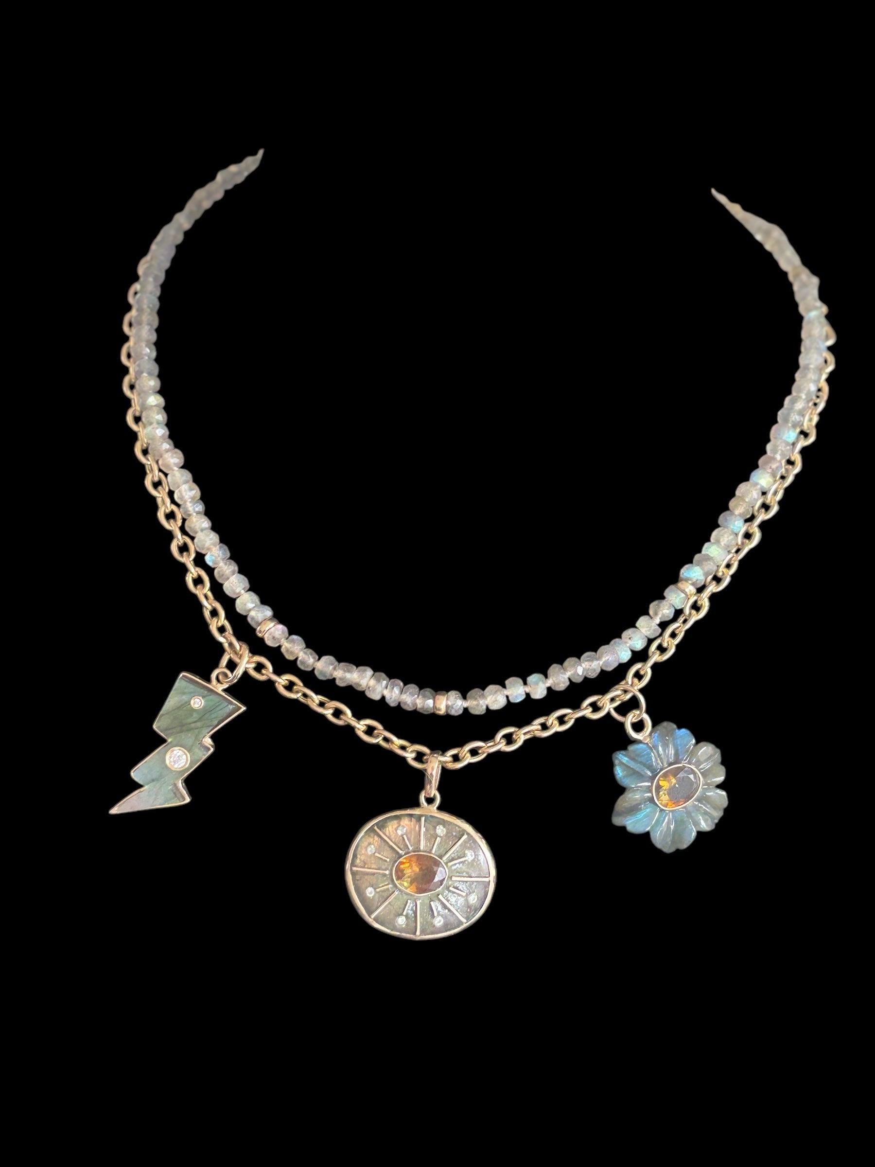 Pendentif SOL 

Labradorite, tourmaline, diamants, or 14k

La ligne S O L a été développée autour de l'idée de s'honorer soi-même et de vivre une vie qui vous illumine. Le soleil est un puissant symbole de vie et de lumière et ces pièces ont été