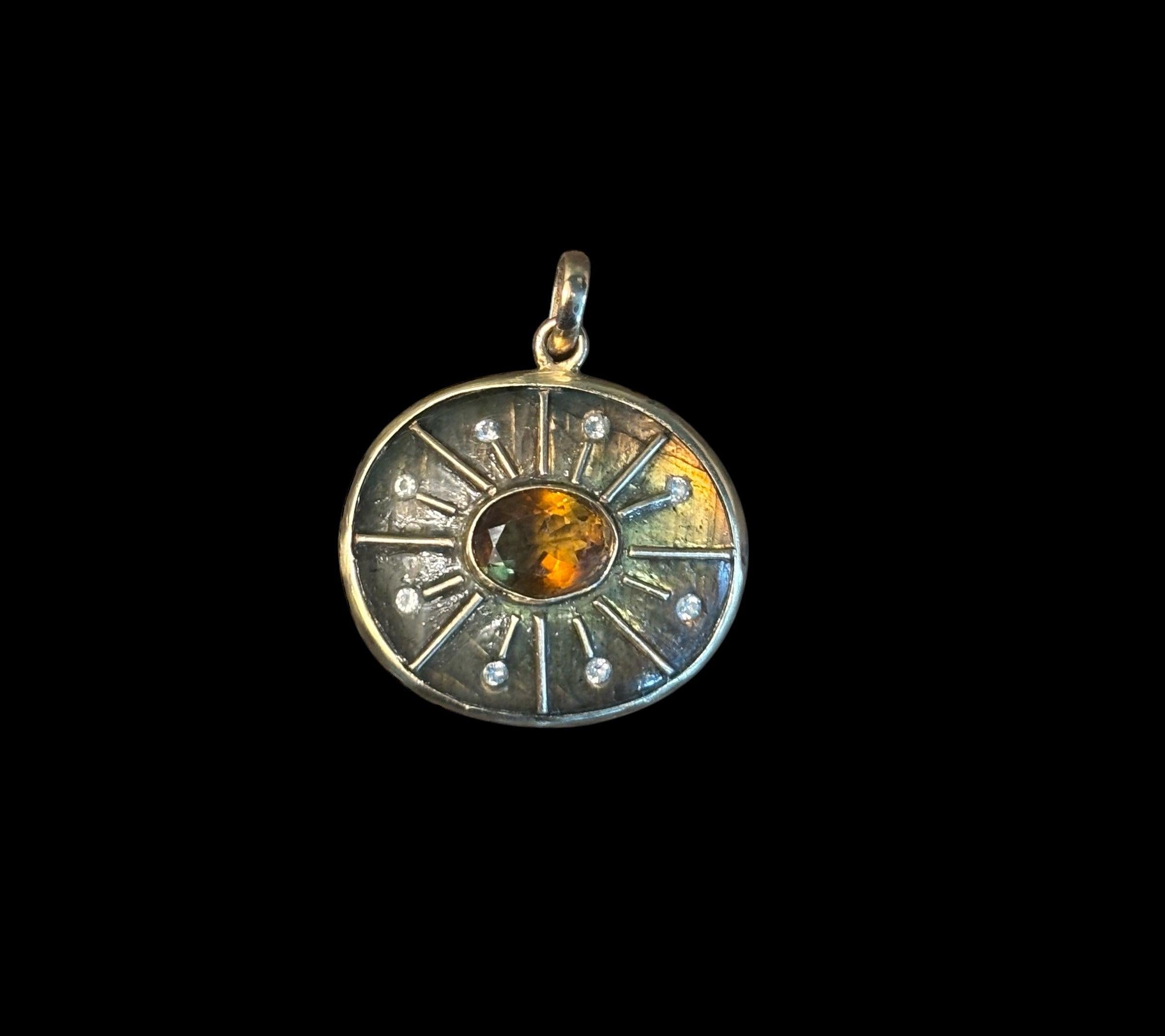 Contemporain Pendentif en or 14 carats, labradorite, tourmaline, diamants en vente