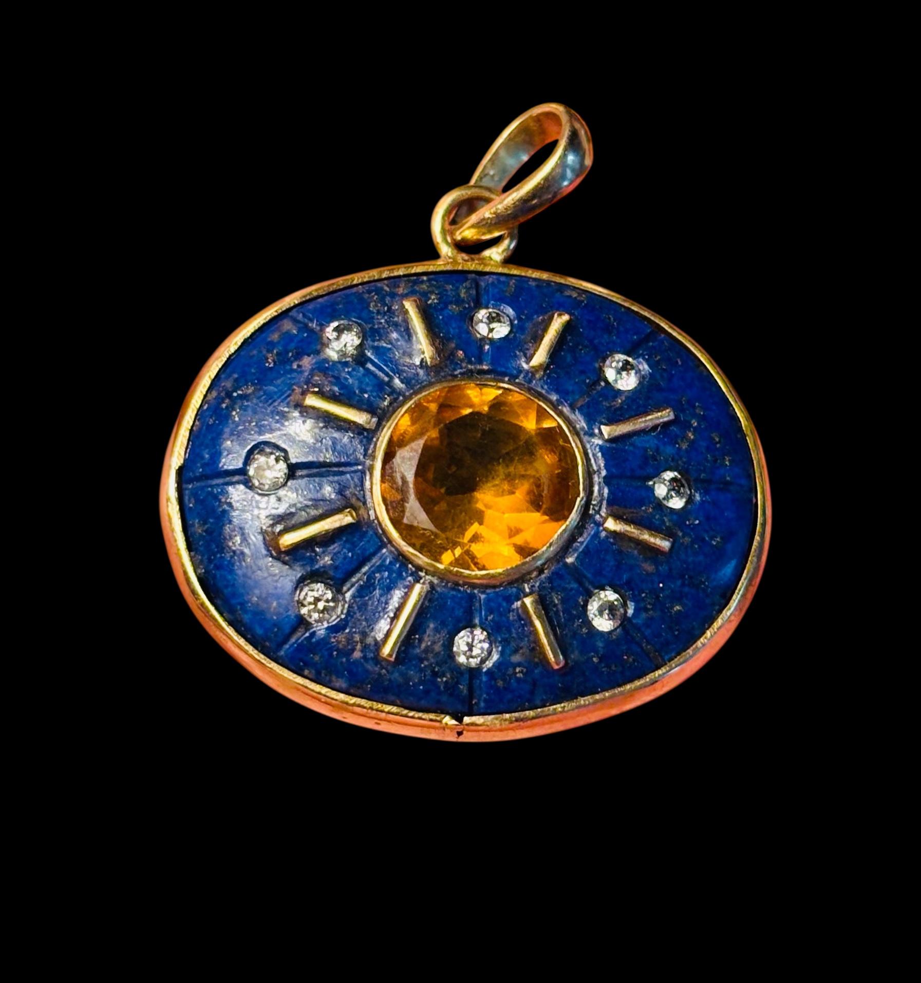 Ciondolo SOL

Lapis, Citrino, Diamanti, Oro 14k

La linea S.L.A. è stata sviluppata intorno all'idea di onorare se stessi e di vivere una vita che ti illumini. Il sole è un potente simbolo di vita e di luce e questi pezzi sono stati progettati per