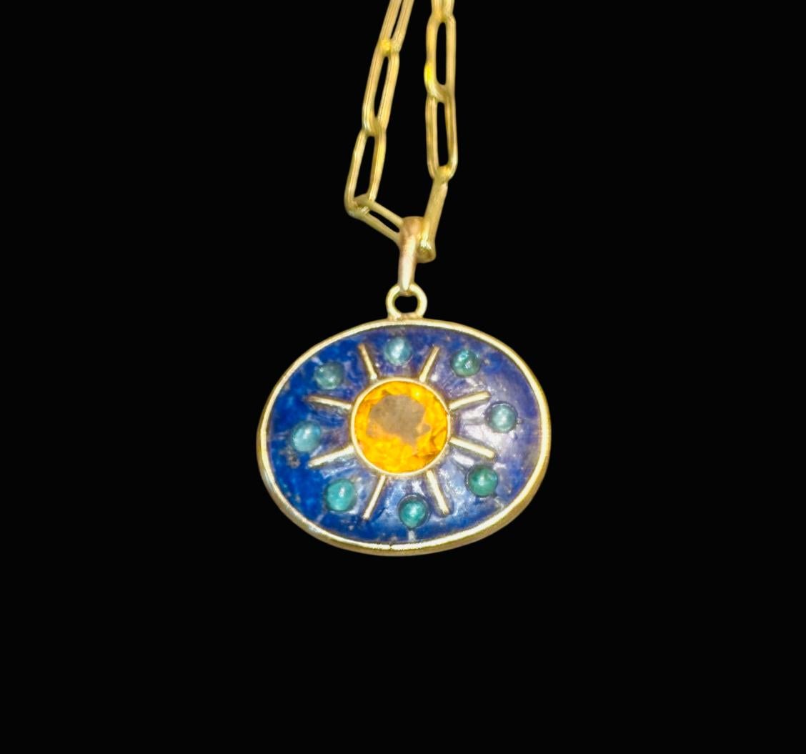 Ciondolo SOL

Lapis, Citrini, Oro 14k

La linea S.L.A. è stata sviluppata intorno all'idea di onorare se stessi e di vivere una vita che ti illumini. Il sole è un potente simbolo di vita e di luce e questi pezzi sono stati progettati per supportare