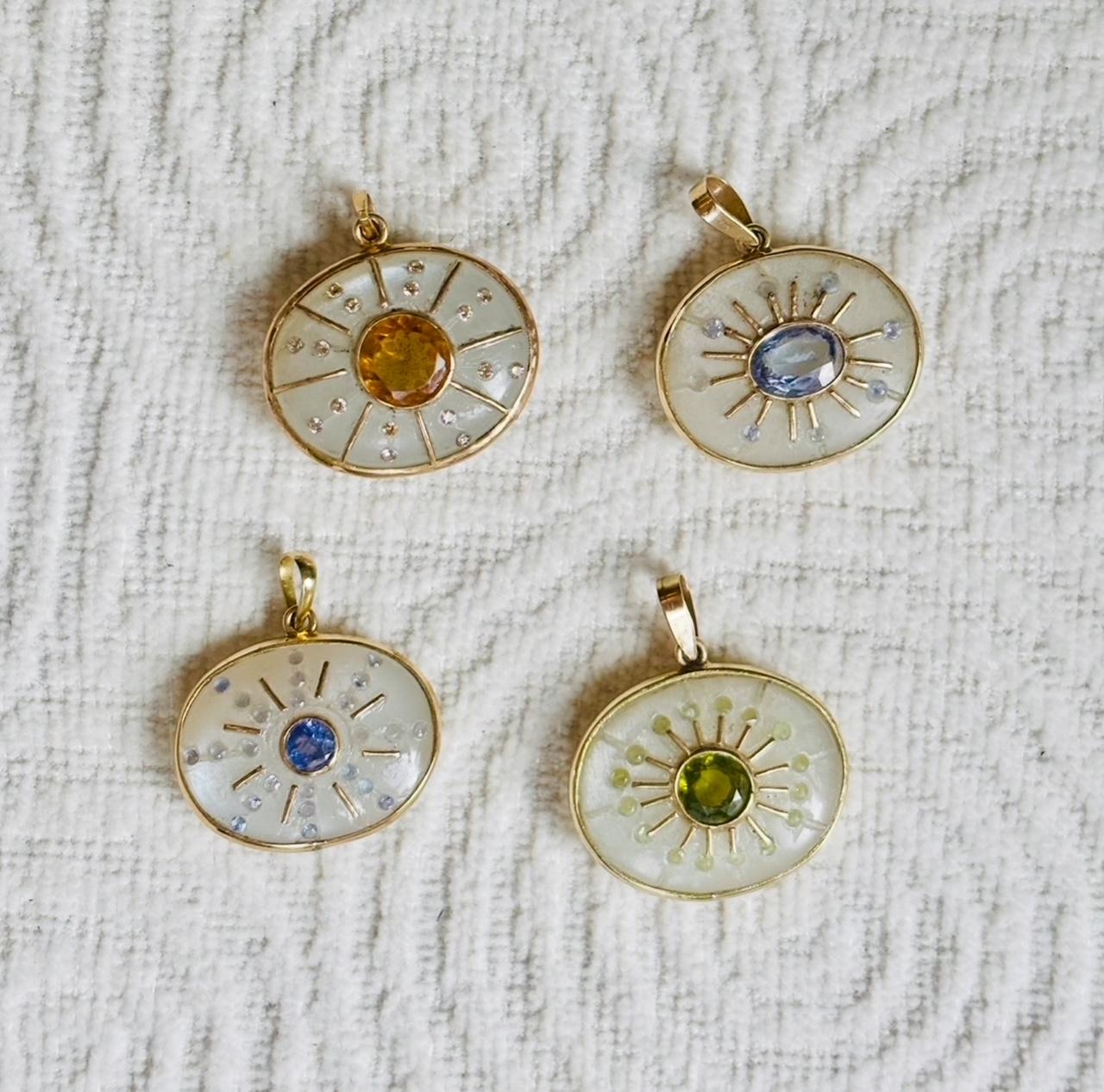 SOL-Anhänger 

Mondstein, Citrin, Diamanten, 14k Gold

Die S O L-Linie wurde rund um die Idee entwickelt, sich selbst zu ehren und ein Leben zu führen, das einen erhellt. Die Sonne ist ein kraftvolles Symbol des Lebens und des Lichts, und diese