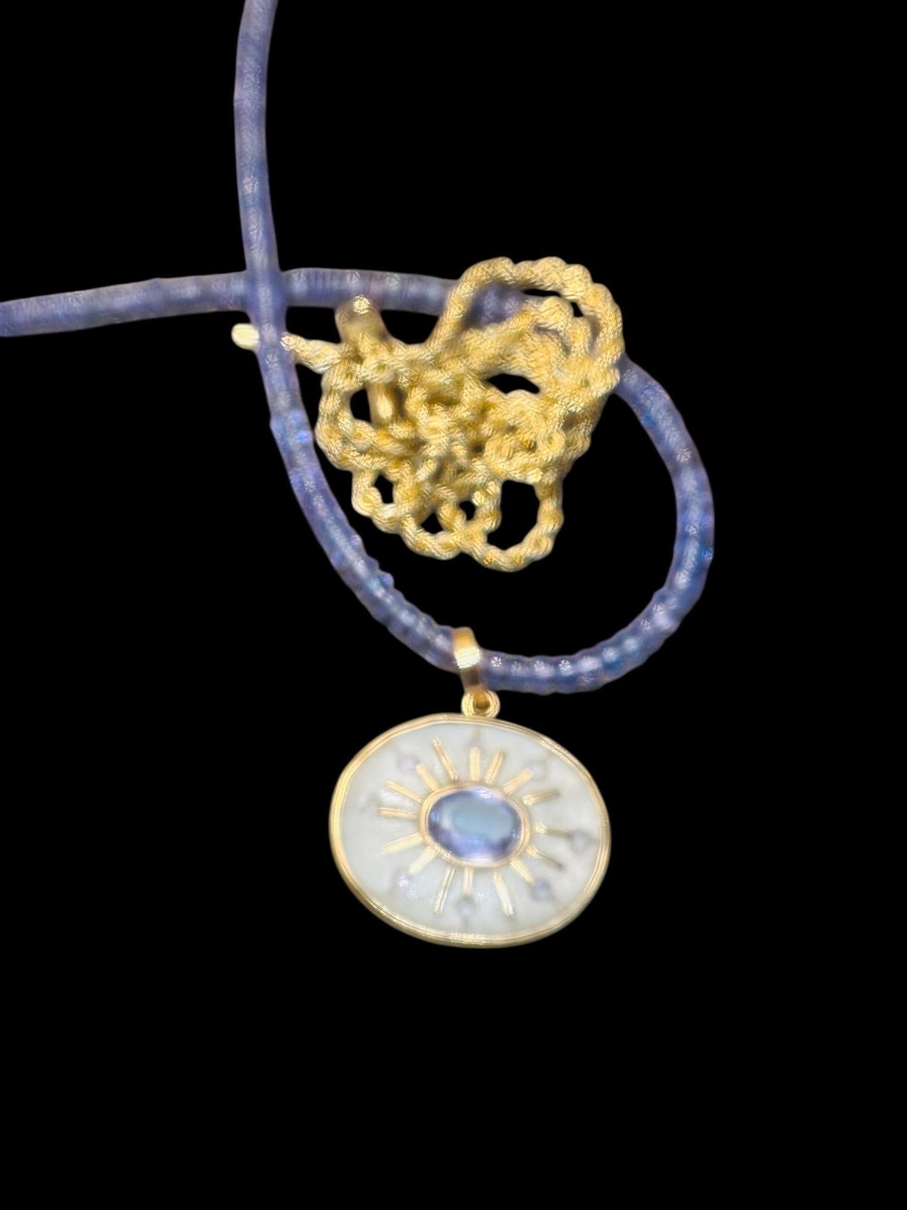 Ciondolo SOL, pietra di luna, tanzanite e oro 14k In condizioni Nuovo in vendita a New York, NY